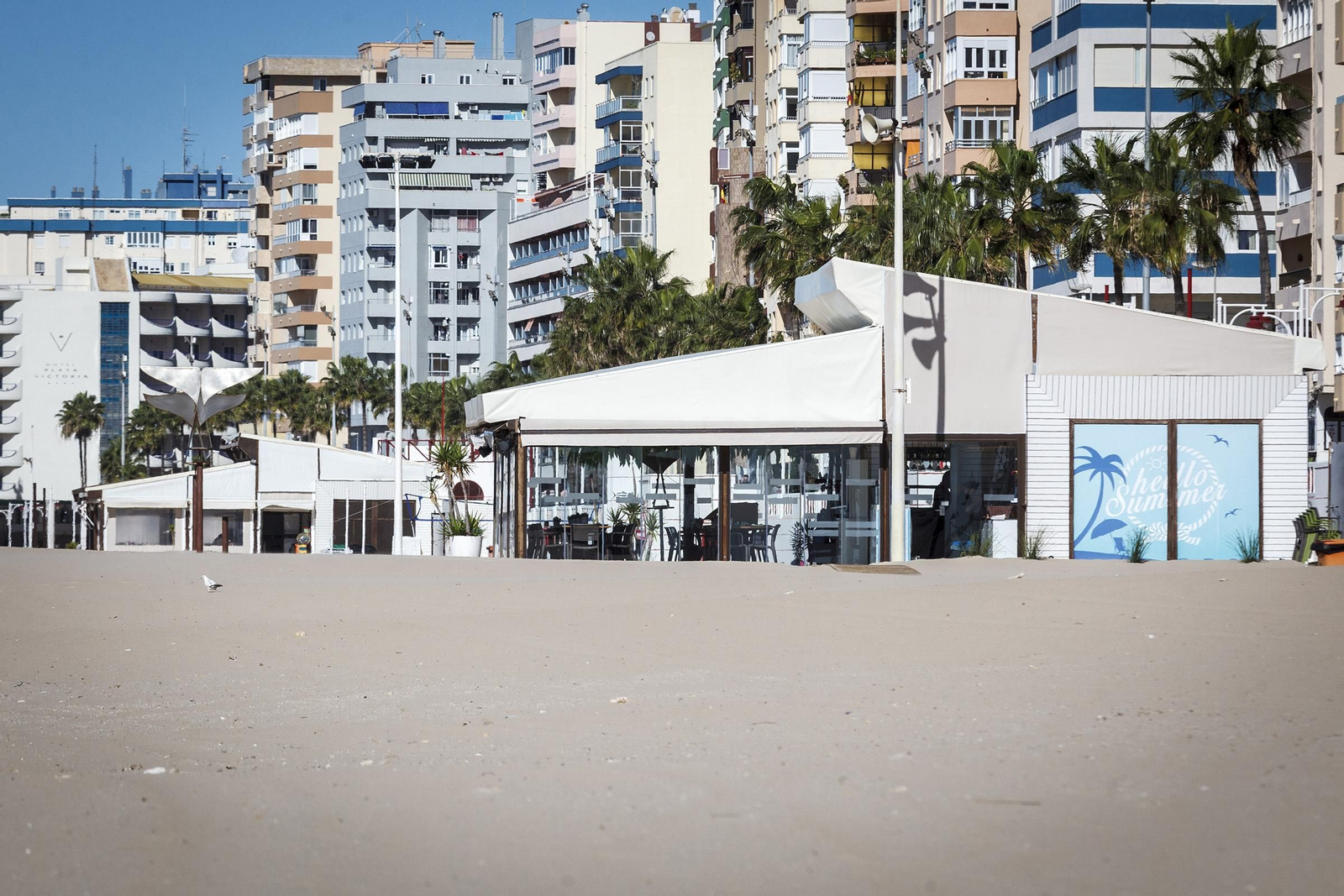 Uno de los chiringuitos de la playa de La Victoria, ayer con la terraza recogida.