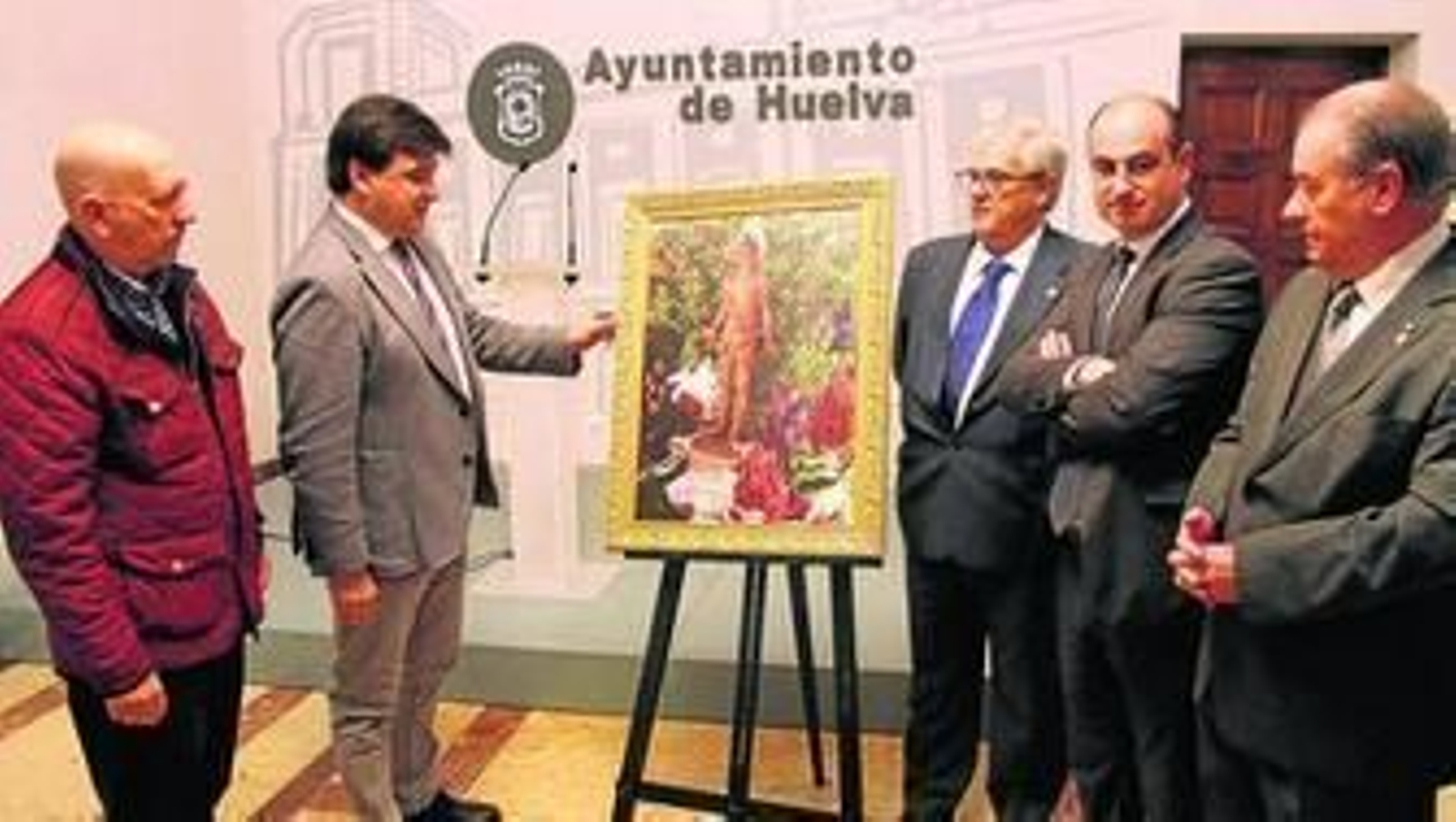 El alcalde, junto al resto de los asistentes a la rueda de prensa, observa el cartel anunciador de las fiestas.