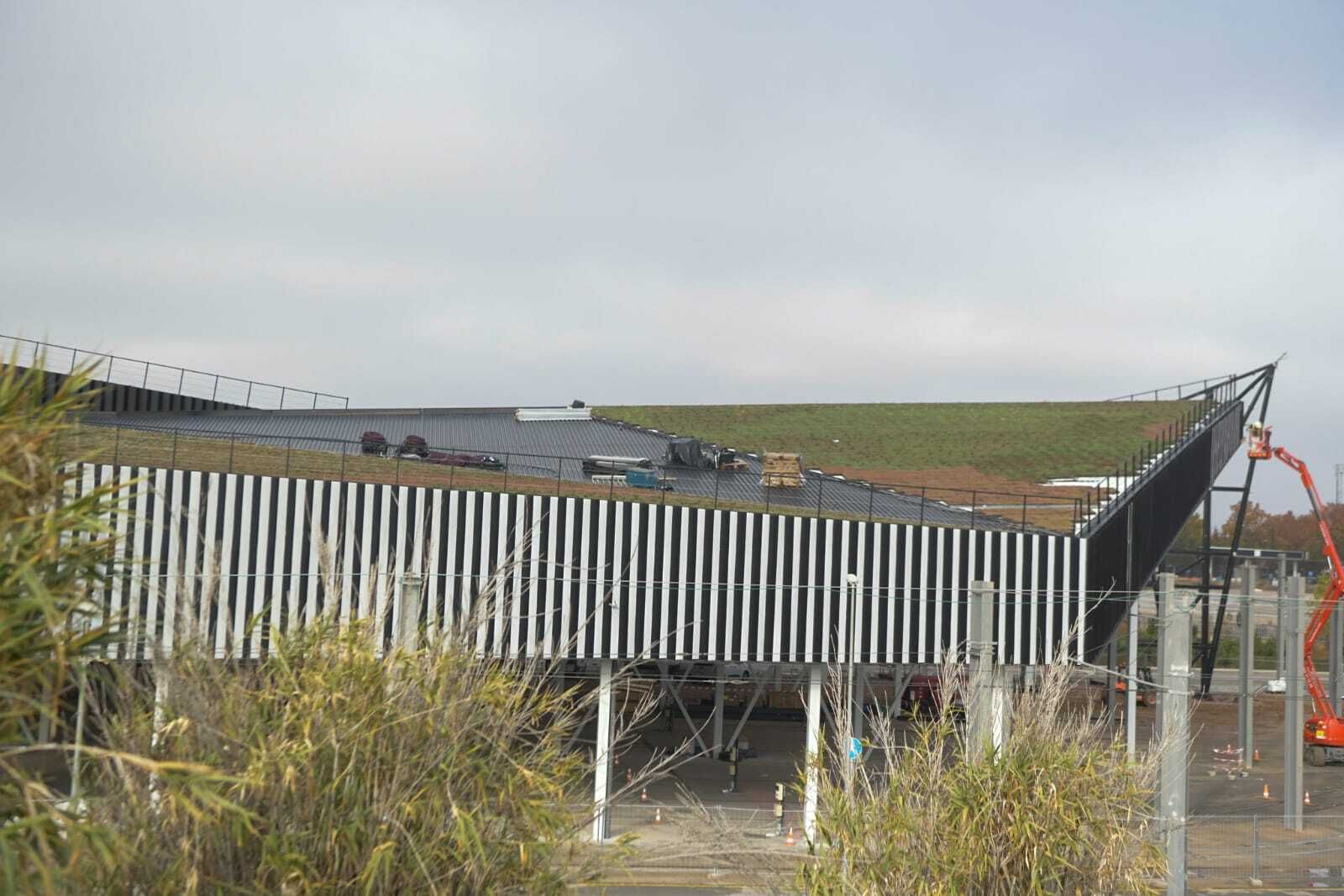 Hierba creciendo sobre la cubierta vegetal de las cocheras del Metro de Granada