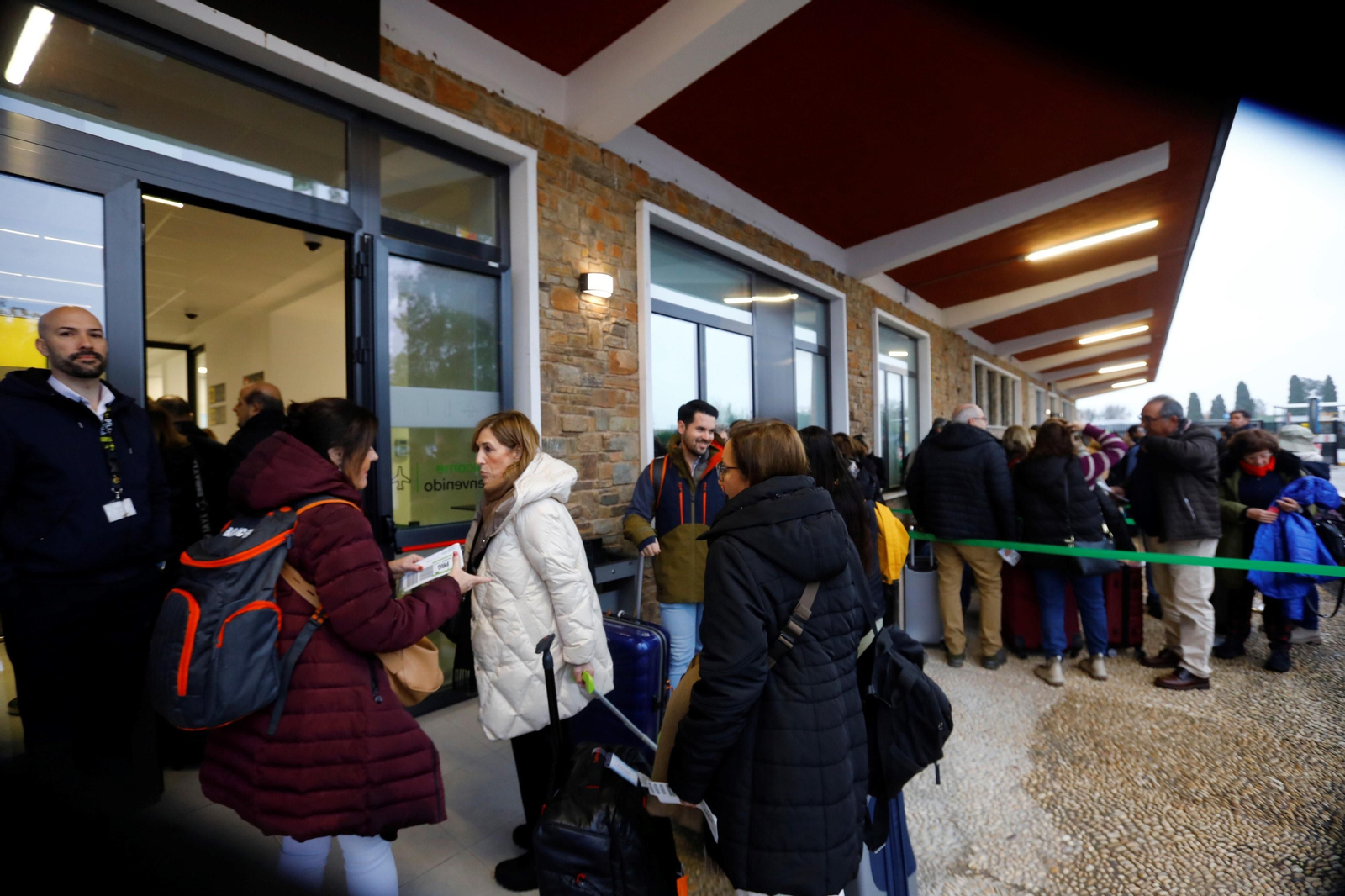 El despegue del el primer vuelo chárter a Europa en el aeropuerto de Córdoba, en imágenes