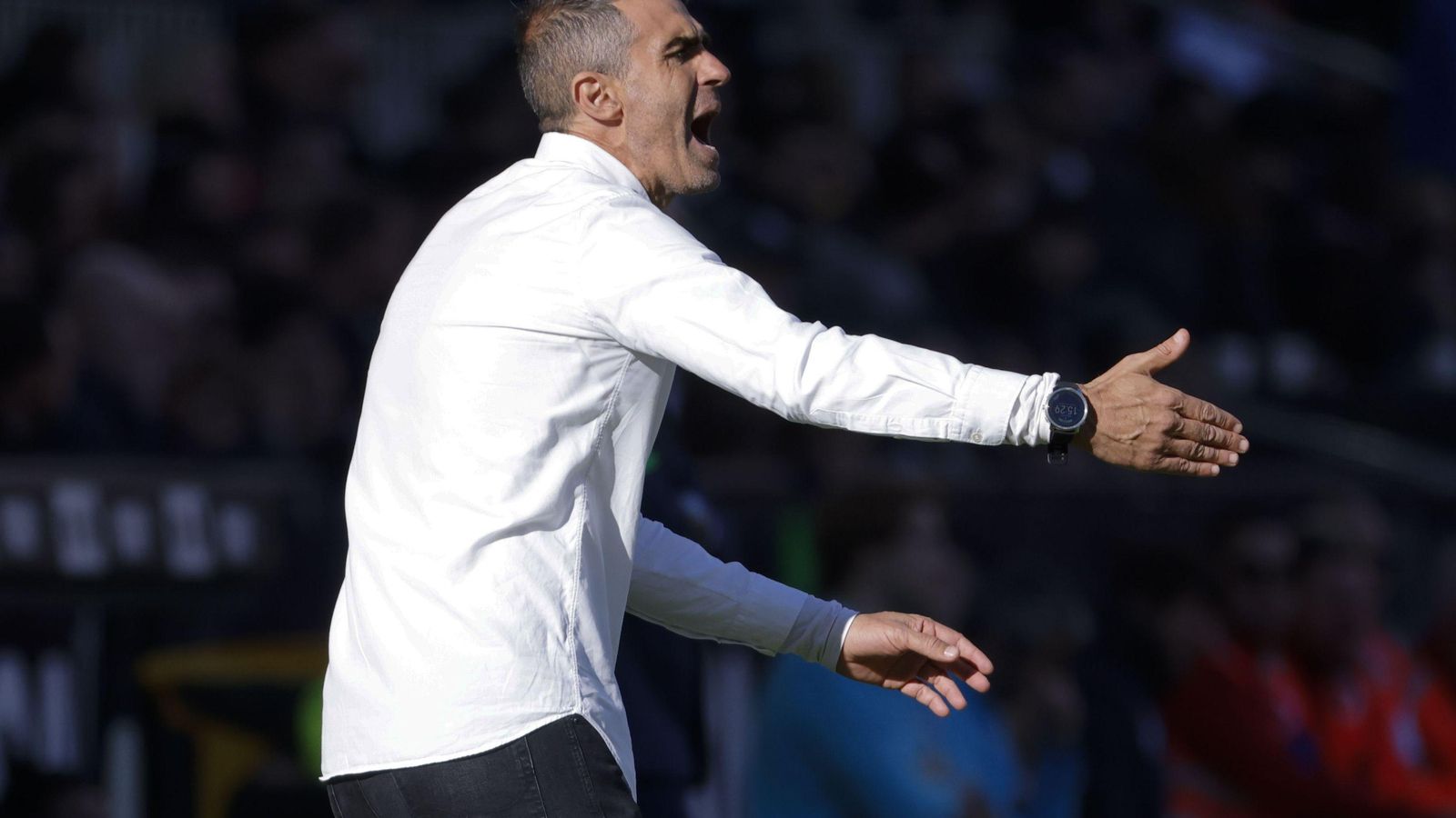 Gaizka Garitano alienta a los suyos desde el área técnica de Mestalla.