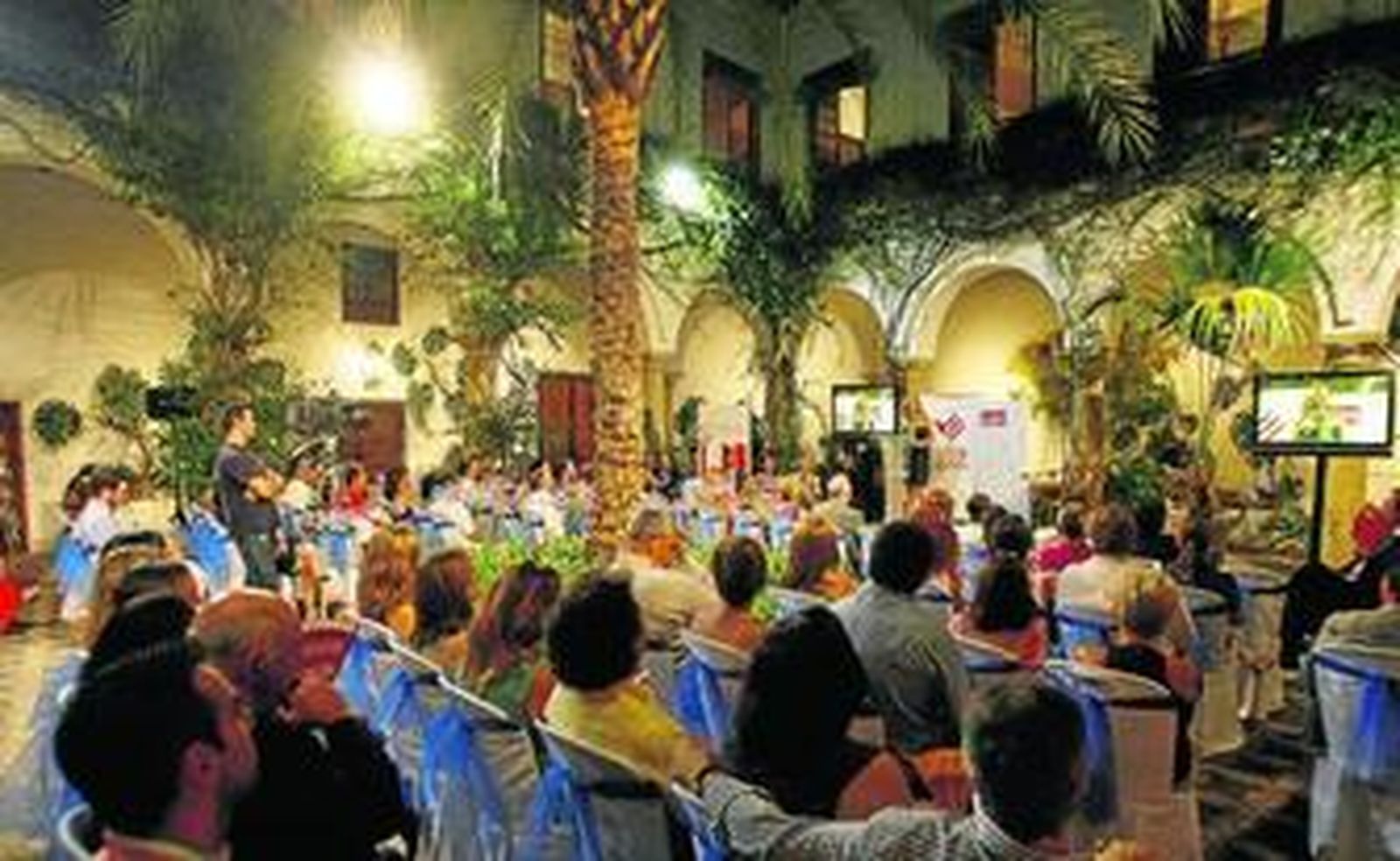 Los ganadores posan anoche en el interior del Palacio de Viana.