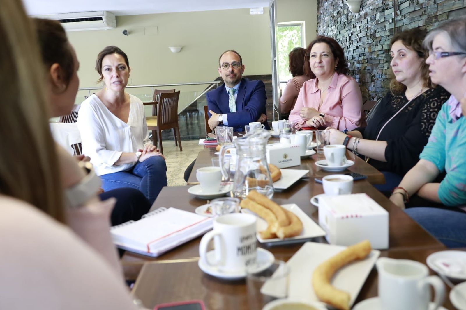 Dirigentes socialistas en la reunión con asociaciones de padres y madres de alumnos.