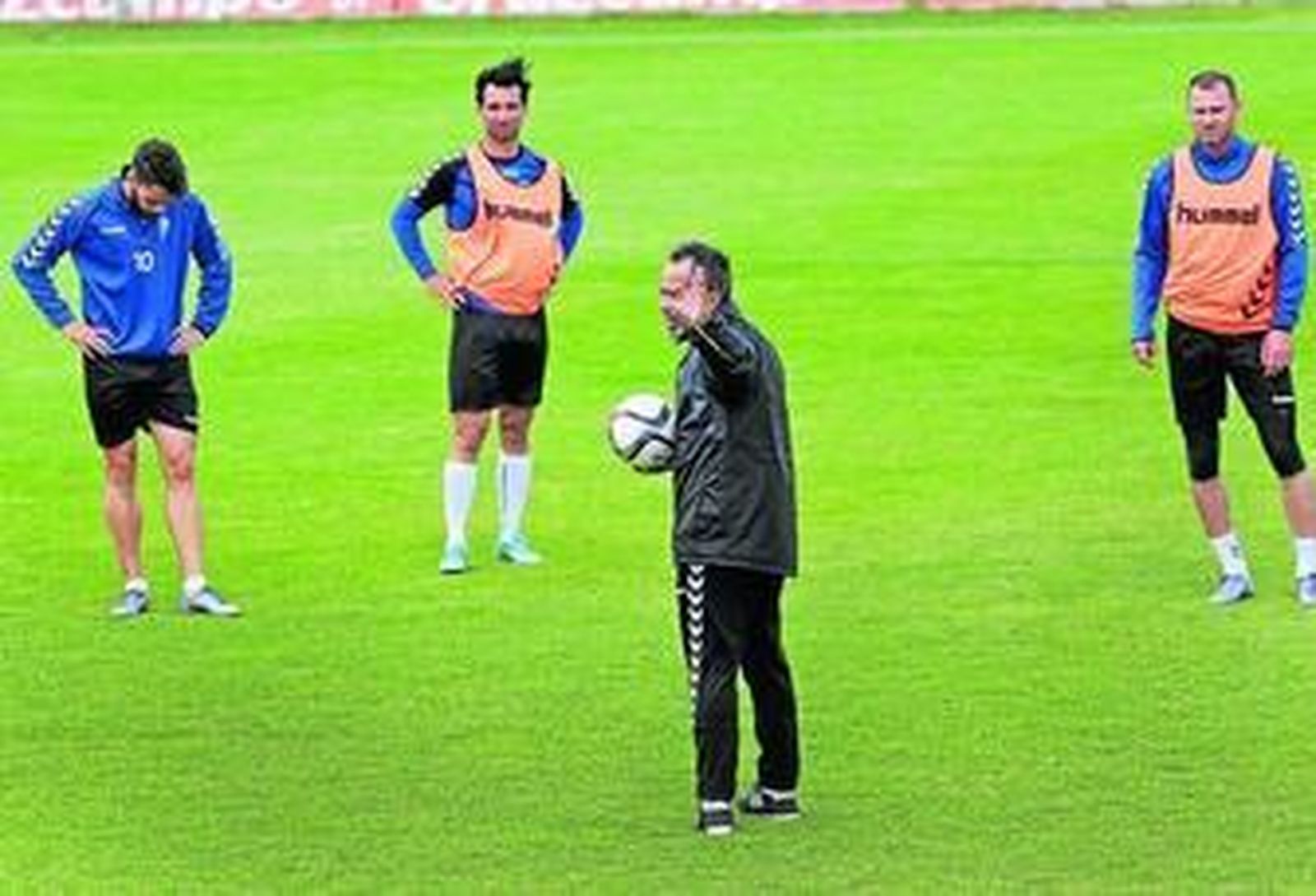 Álvaro Cervera da instrucciones a los jugadores durante un entrenamiento en la Ciudad Deportiva de El Rosal.