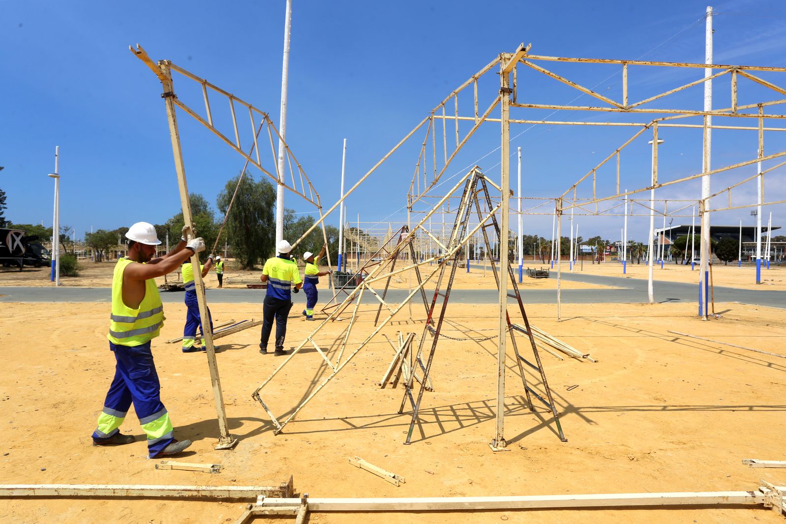 Preparación del recinto ferial para la celebración de las Colombinas 2019 en imágenes