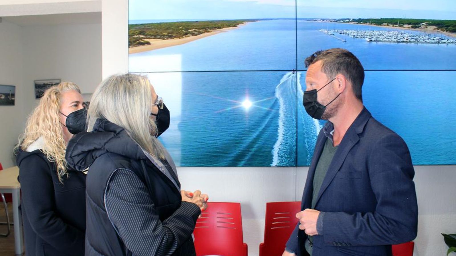 La alcaldesa, el primer teniente de alcaldesa y la concejala de Cultura, María Dolores Carro, en la presentación de la digitalización de la oficina.