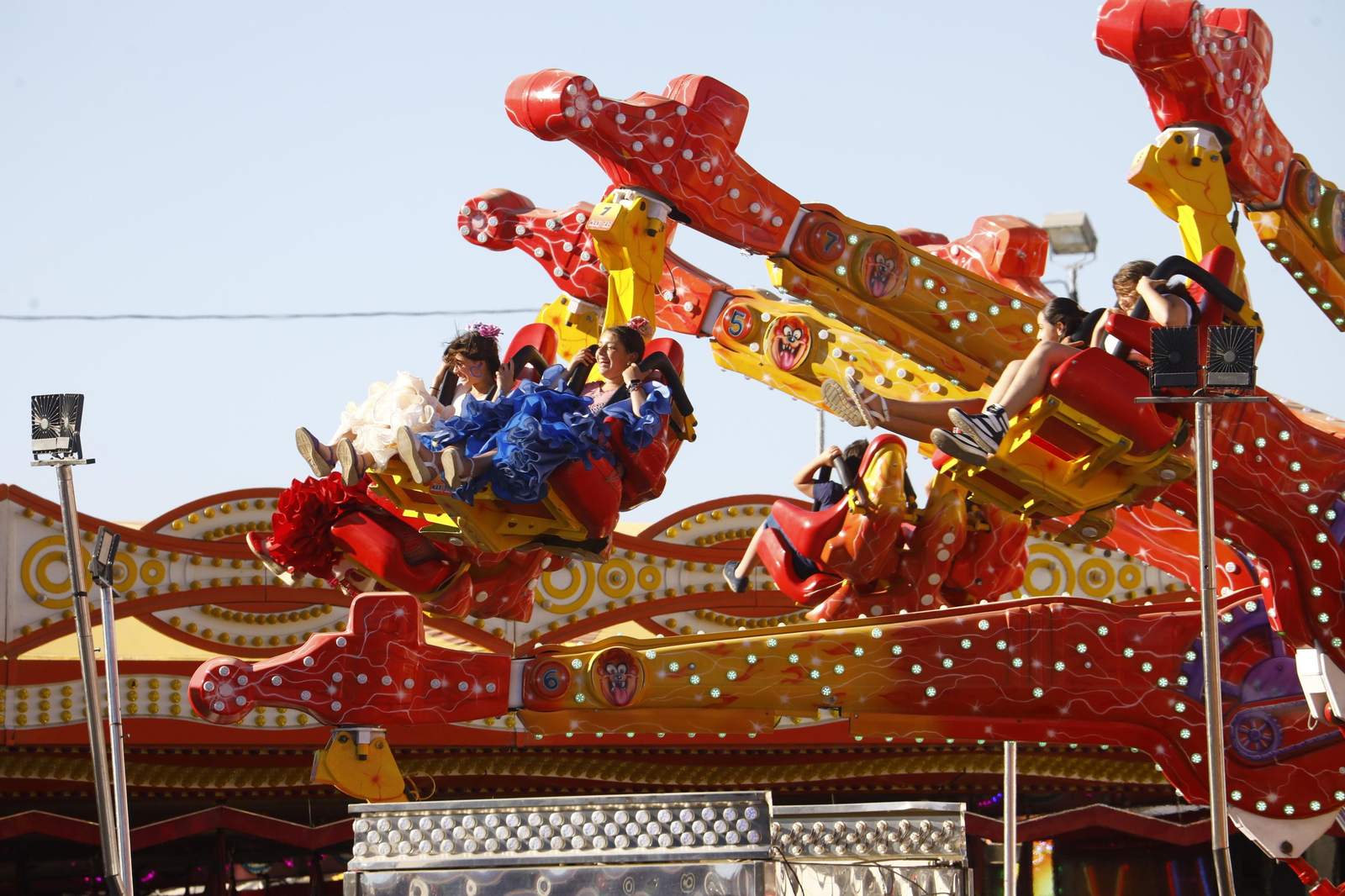 Varios jóvenes en una de las atracciones.