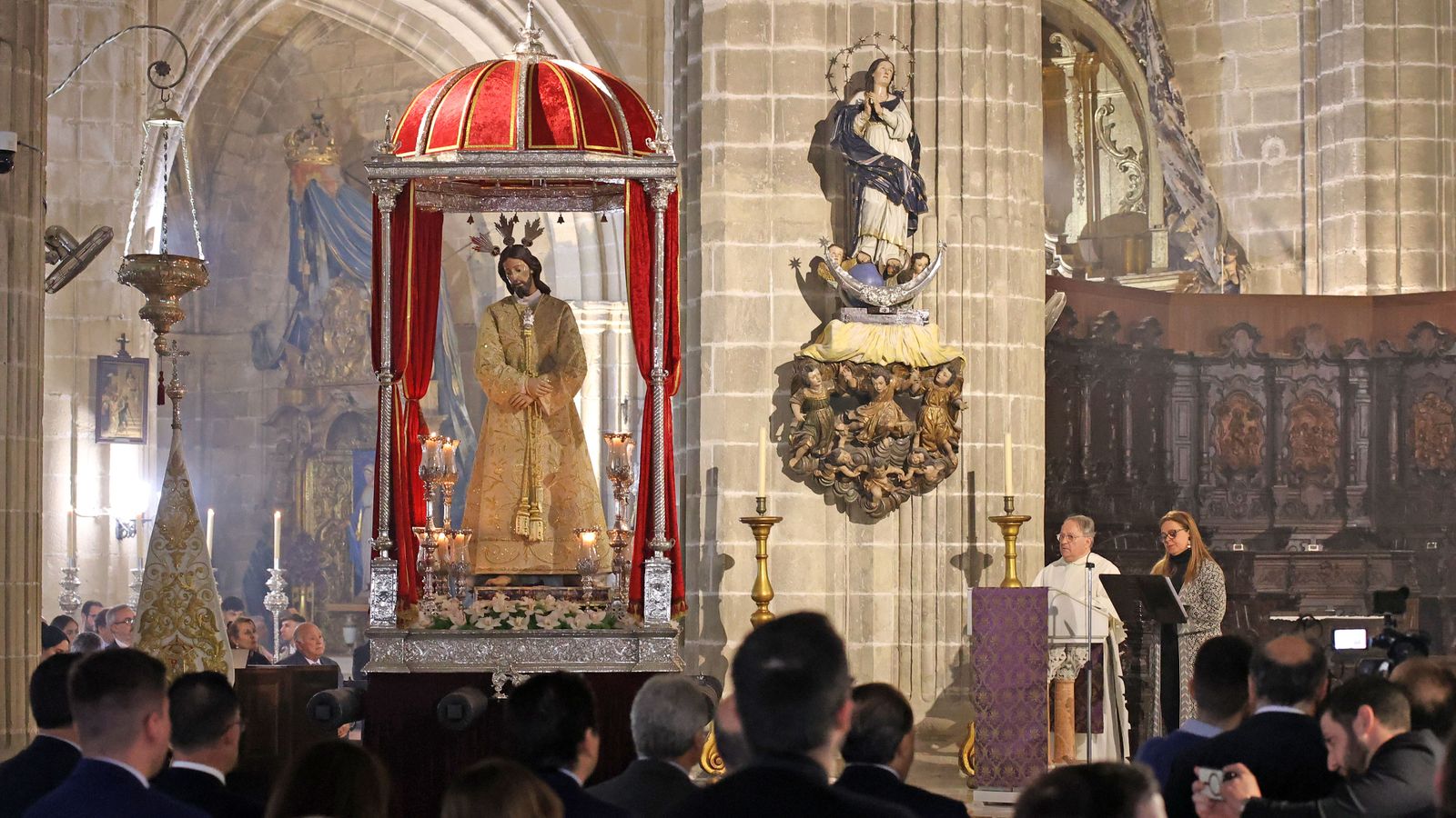 Vía Crucis de las hermandades con Nuestro Padre Jesús del Consuelo en la Catedral