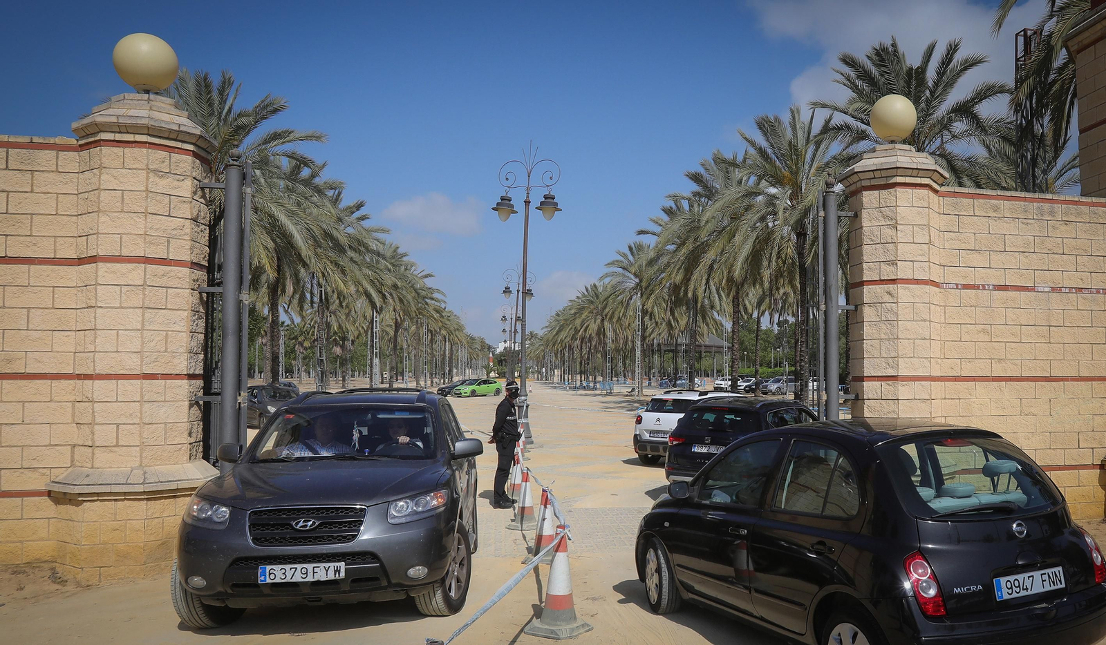 Entrada y salida de coches para Ifeca, este lunes.