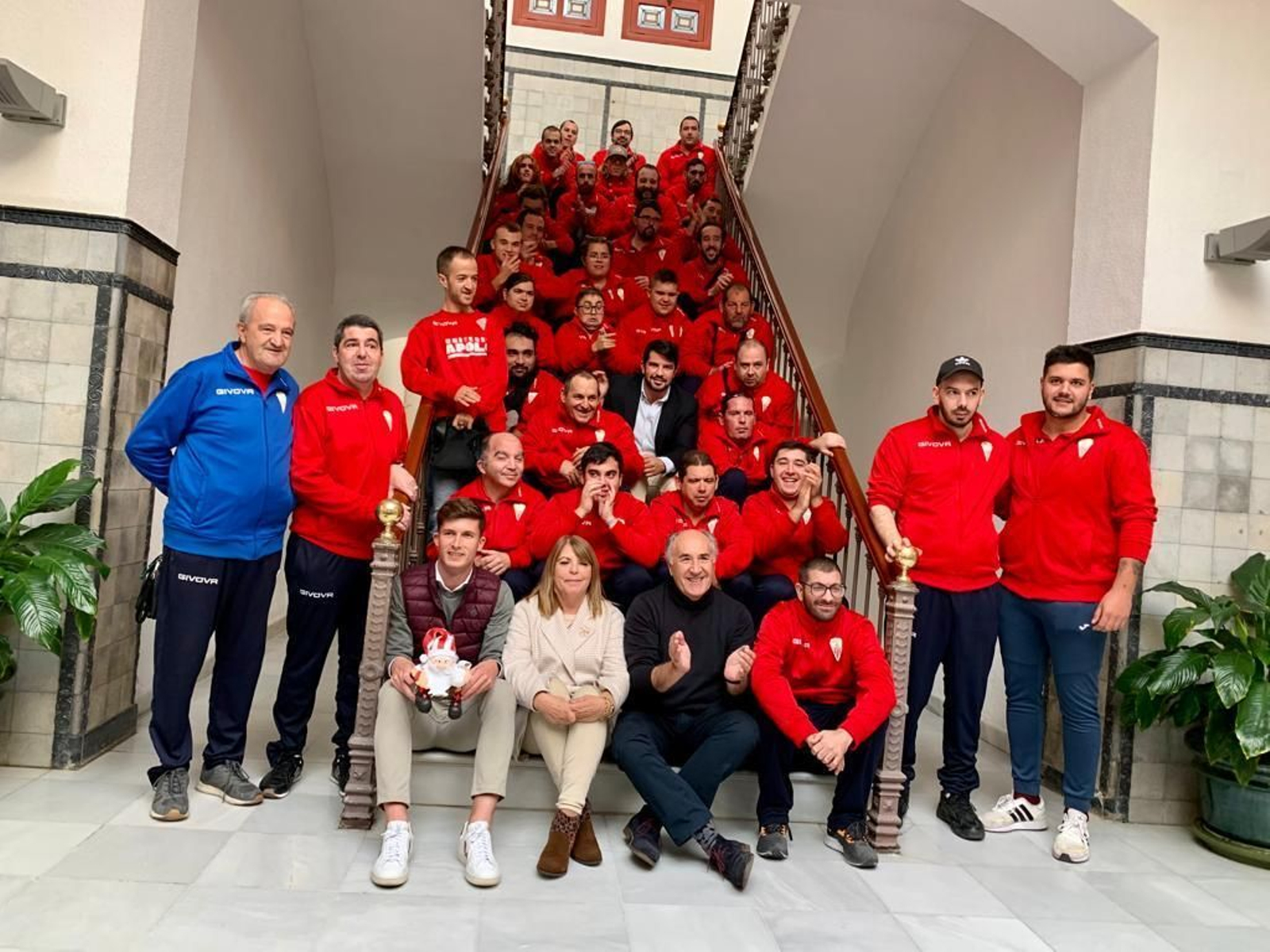 La familia del Apadis Algeciras, en el Ayuntamiento, este lunes.