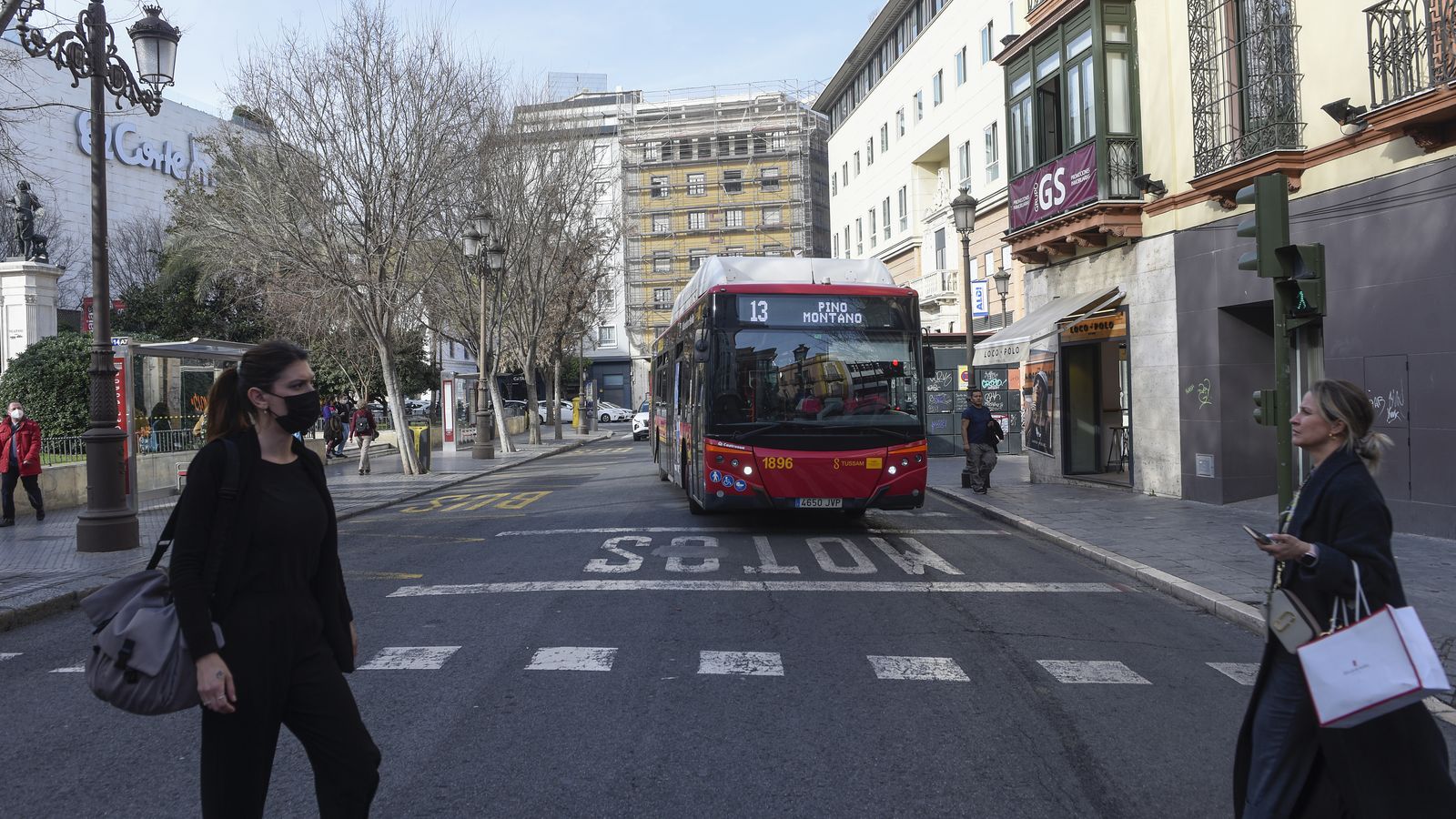 Un autobús de la línea 13 cruza la Plaza del Duque.