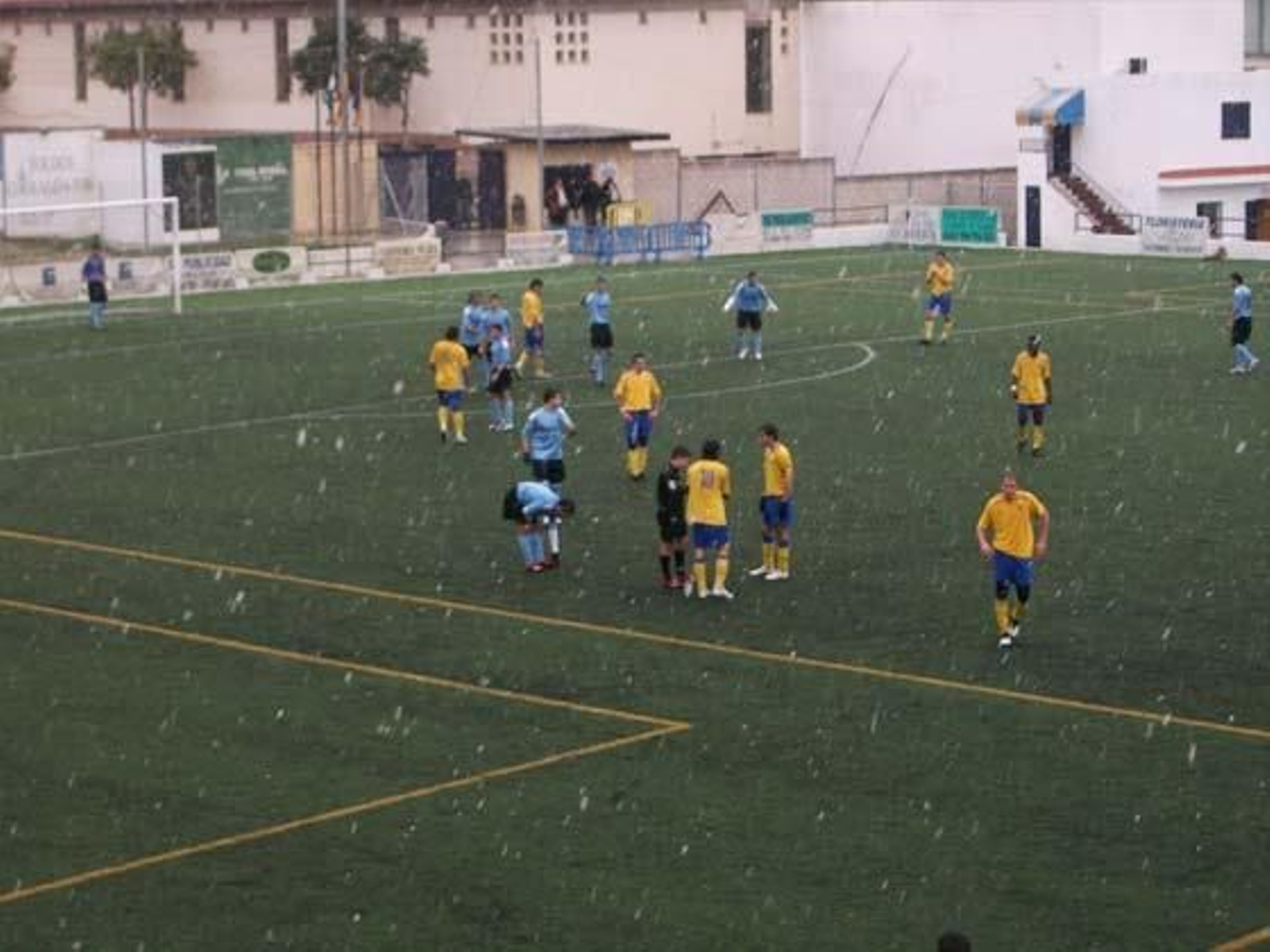 Nieve en el partido Tomares-Lebrijana.