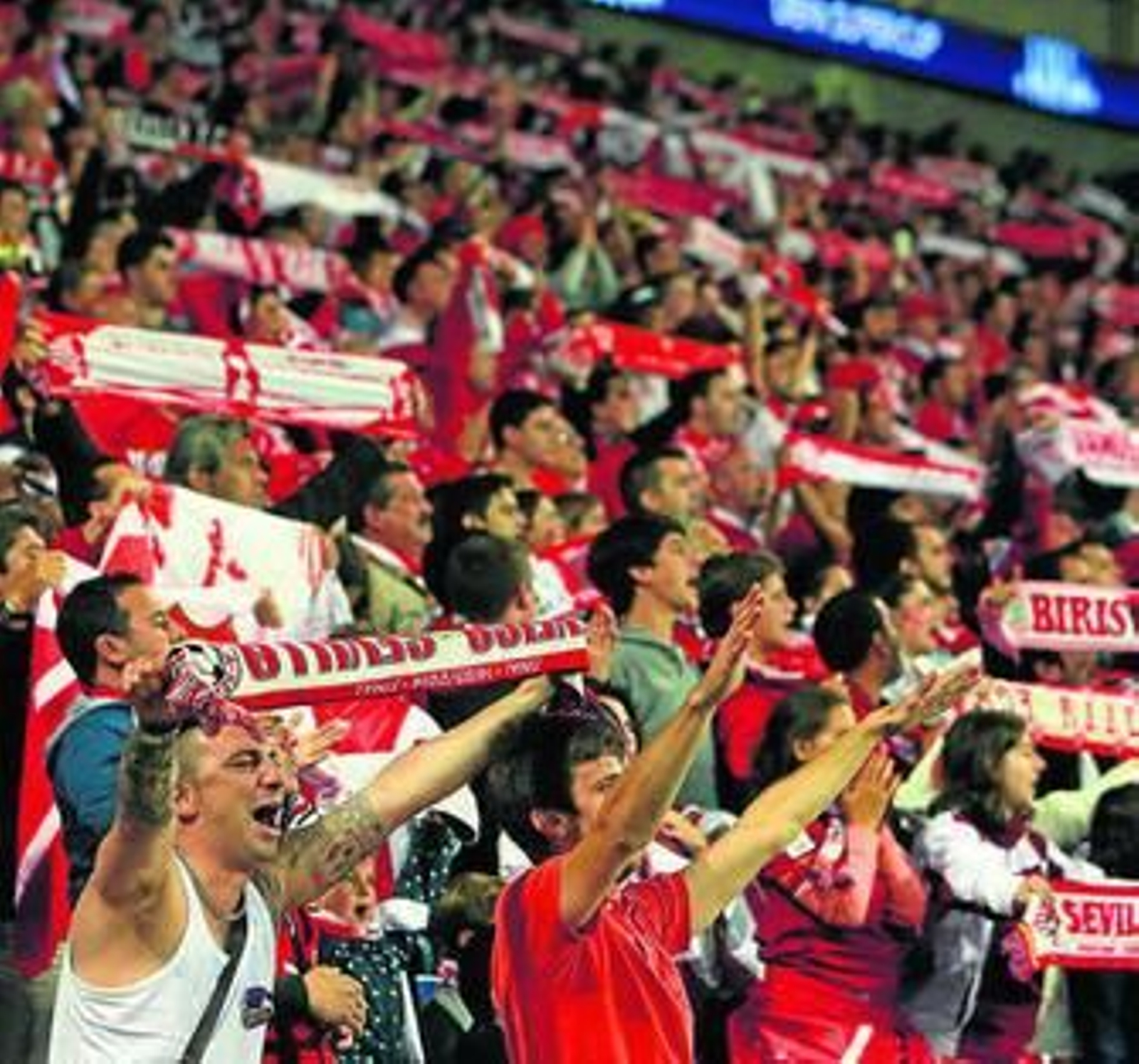 Aficionados sevillistas cantan en el Cardiff Stadium.