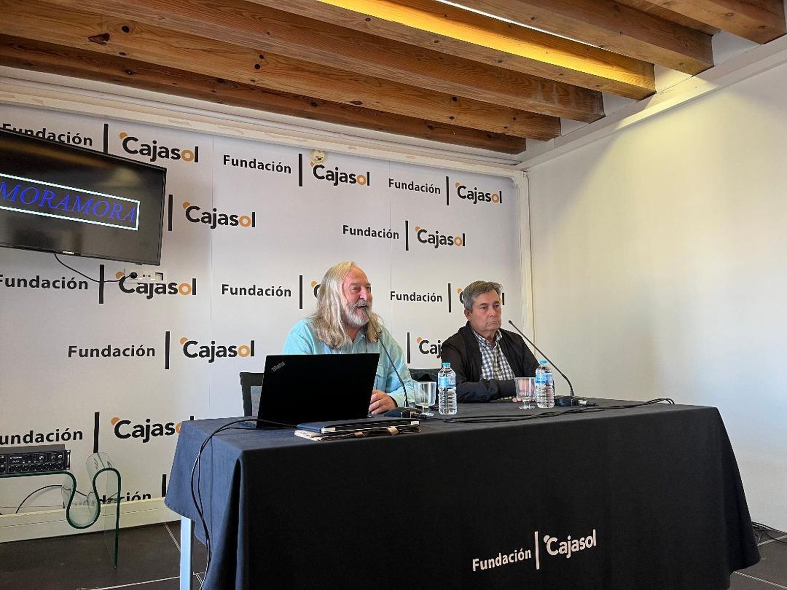 Antonio Vergara y Amado Madrado, durante la charla-coloquio sobre el ‘Sentimiento del Hospital Mora’, en la Fundación Cajasol.