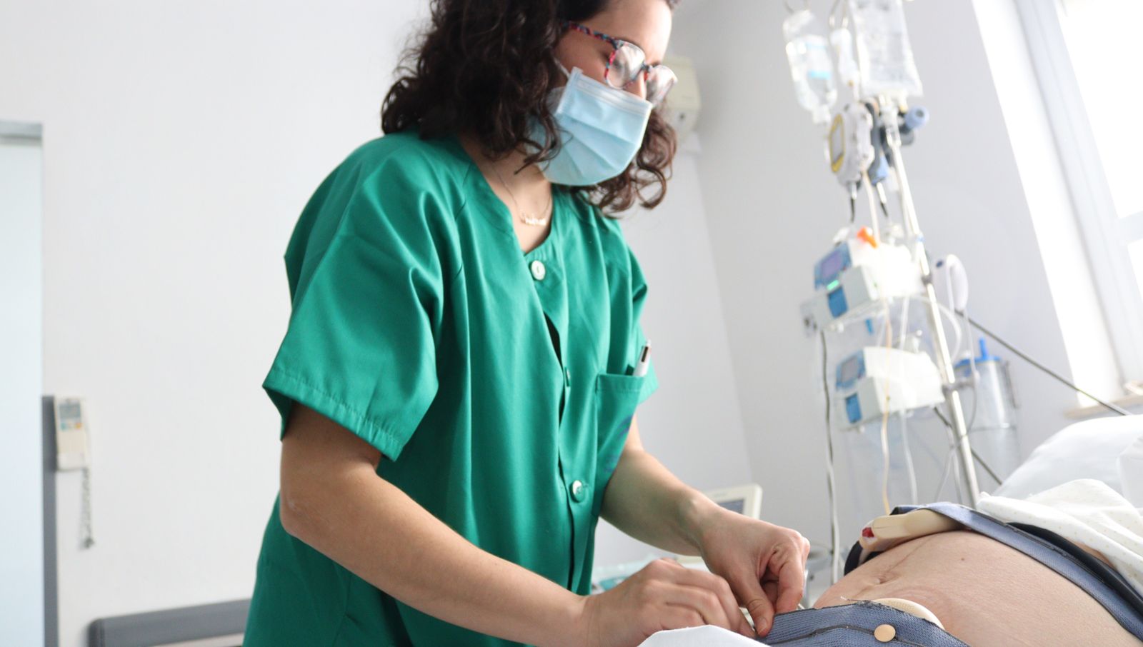 Una profesional del Reina Sofía monitoriza a una embarazada.