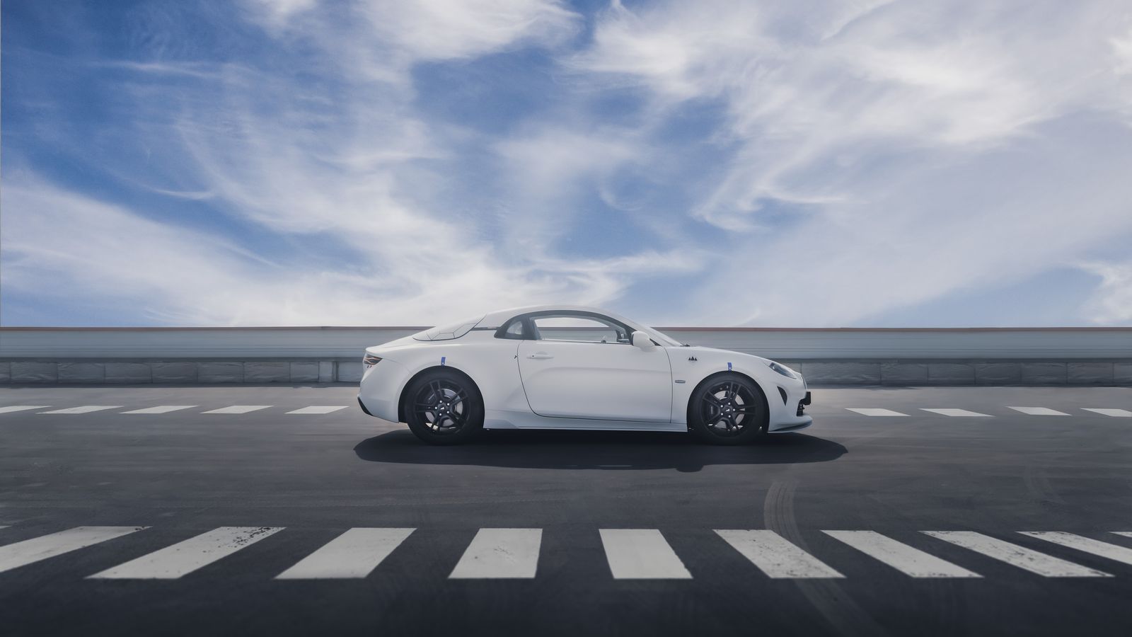 Estructuralmente, el único cambio respecto a los A110 de combustión está en techo. El resto del coche se mantiene tal cual.