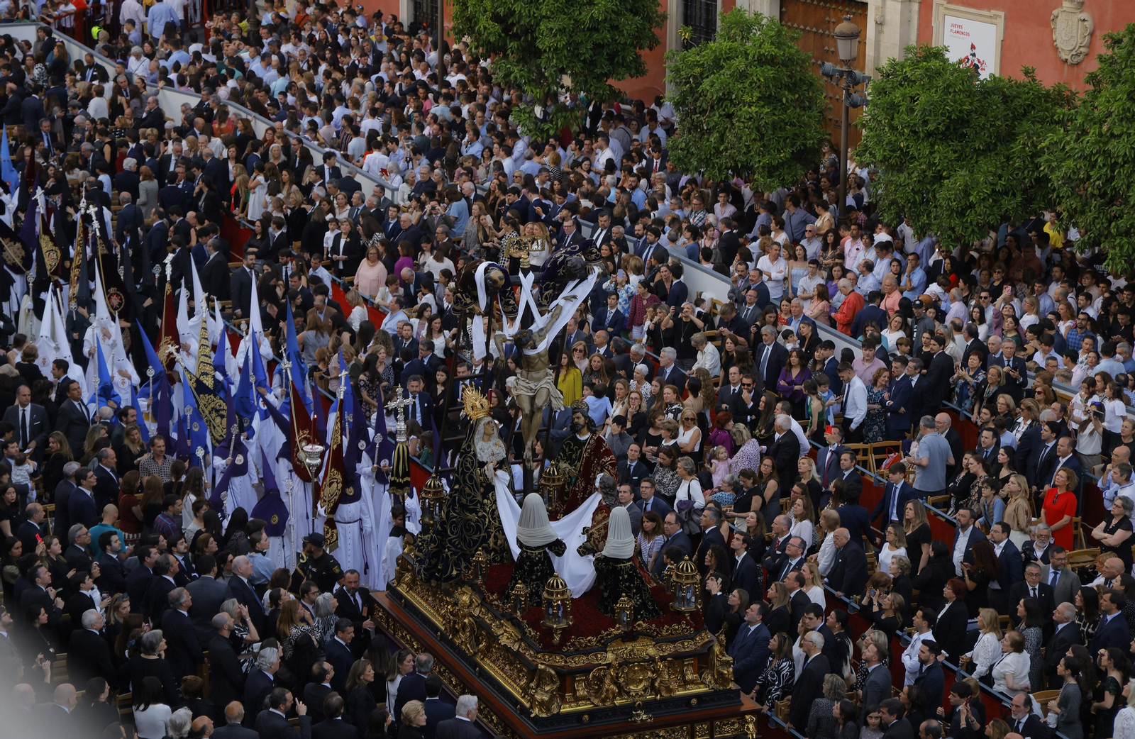 Las imágenes del Santo Entierro Grande, a su paso por la Plaza de San Francisco, en la Semana Santa de Sevilla 2023