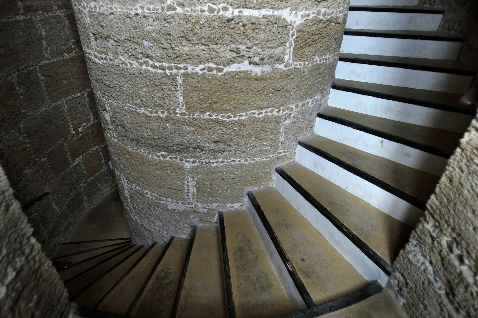 Vista interior del faro, con detalle de los escalones que se subirán y bajarán.