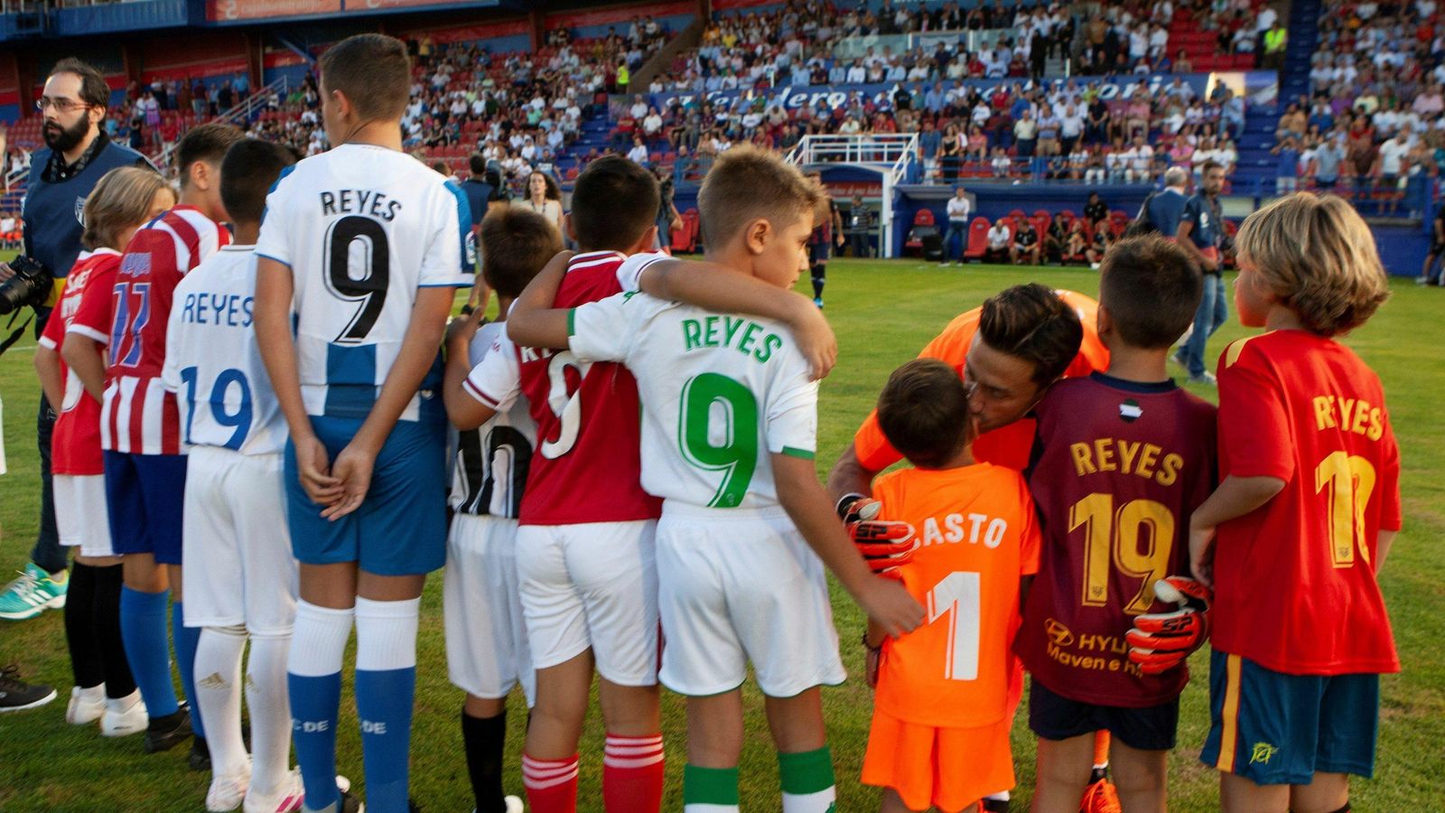 Un grupo de Niños, con las camisetas de los equipos en que militó, junto al hijo de Casto.