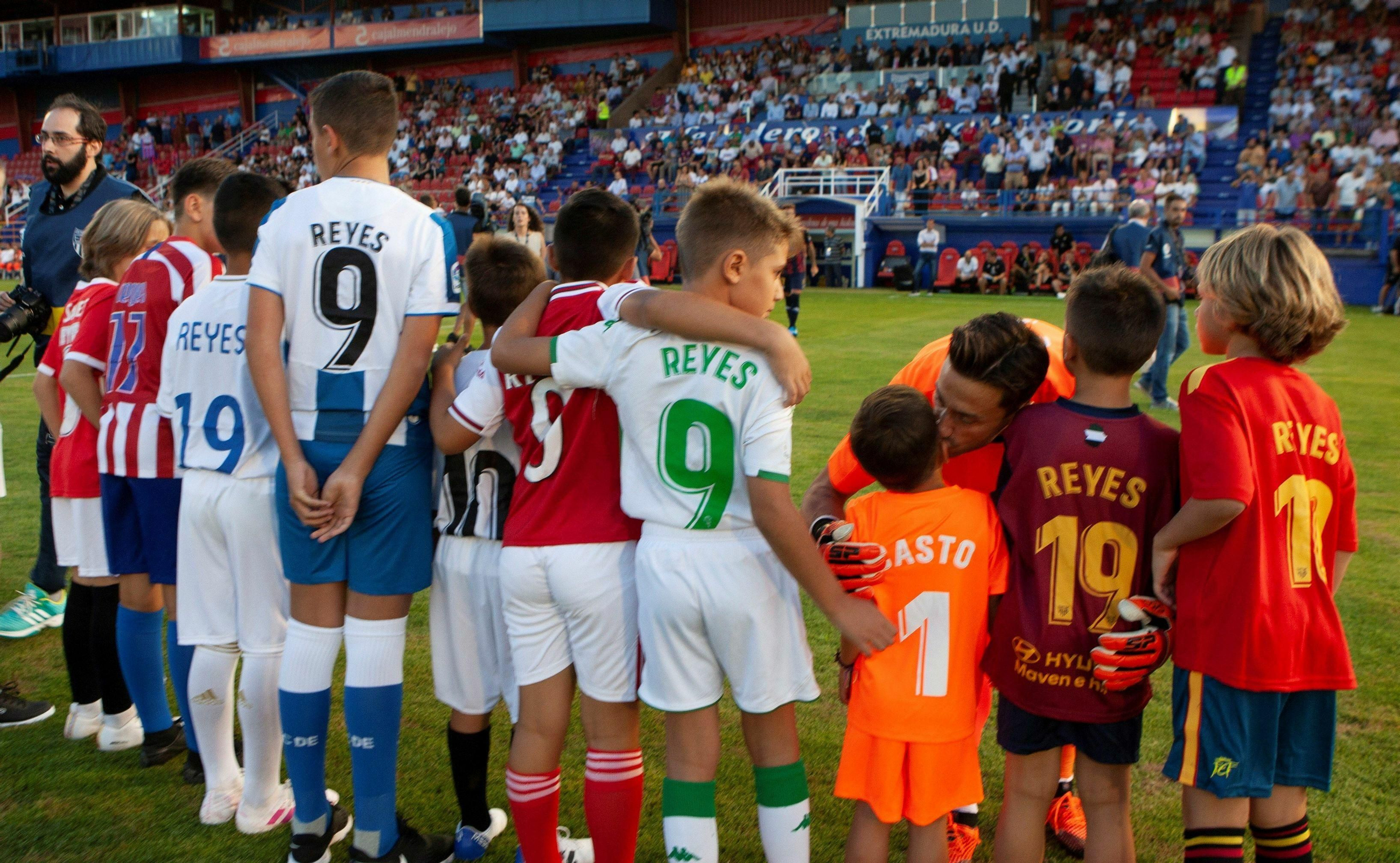 Homenaje a Reyes en el partido Extremadura-Sevilla de la Copa del Rey