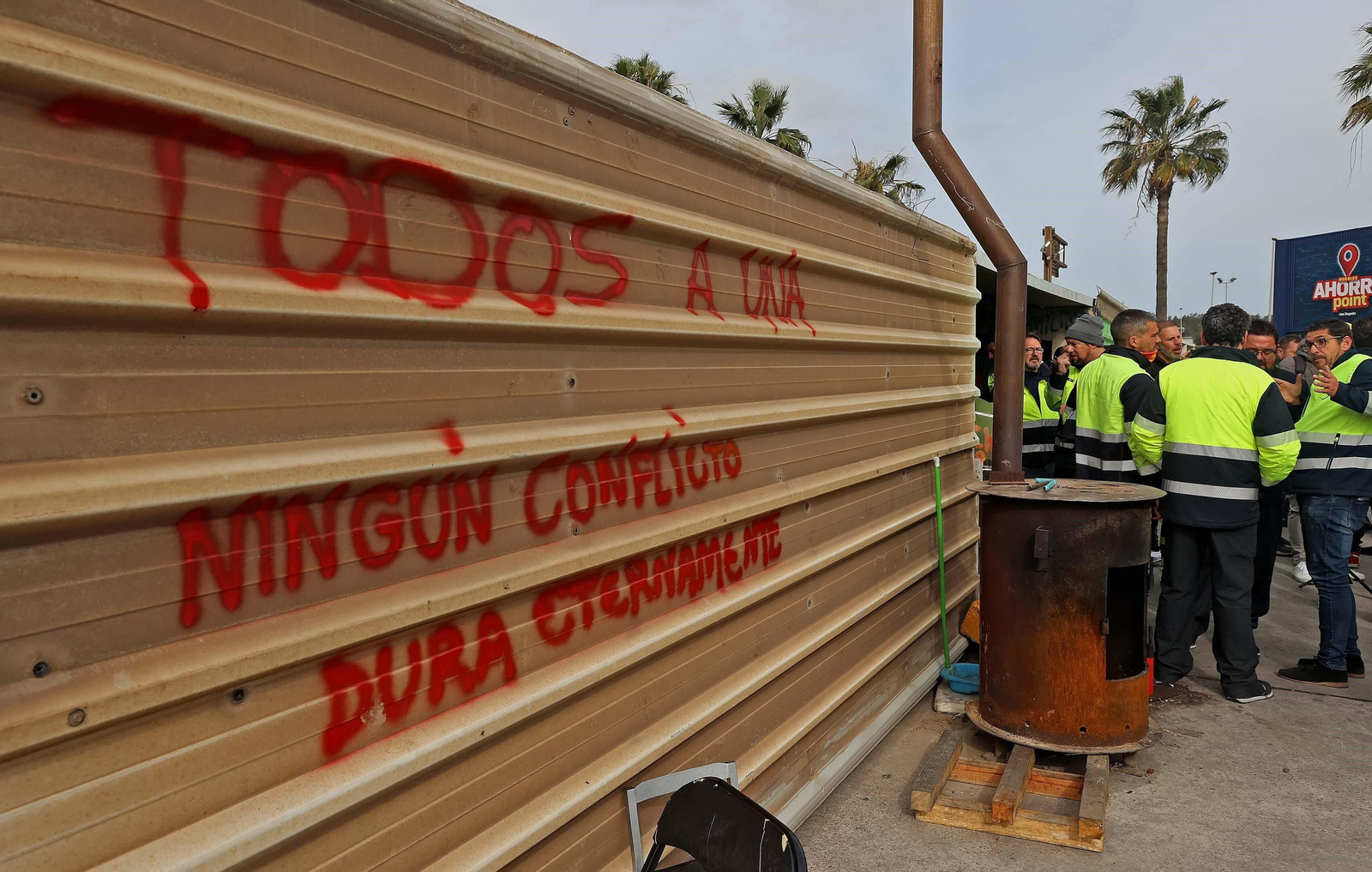 Los huelguistas de Acerinox a las puertas de la factoría de Palmones.