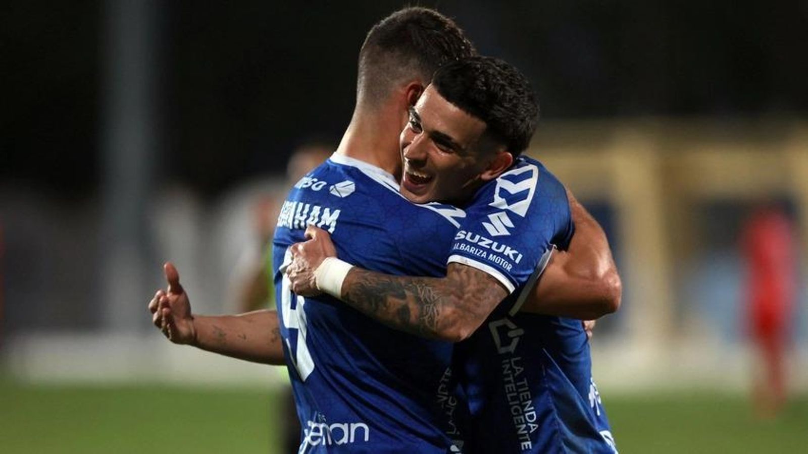 Abraham y Juan Andrés se abrazan tras uno de sus goles.