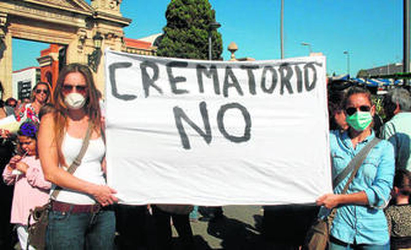 Protesta en la puerta del cementerio.