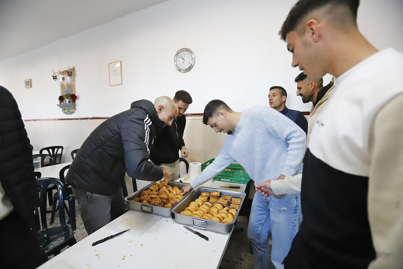 Imágenes del voluntariado de la plantilla del Recre en el comedor social Virgen de la Cinta.