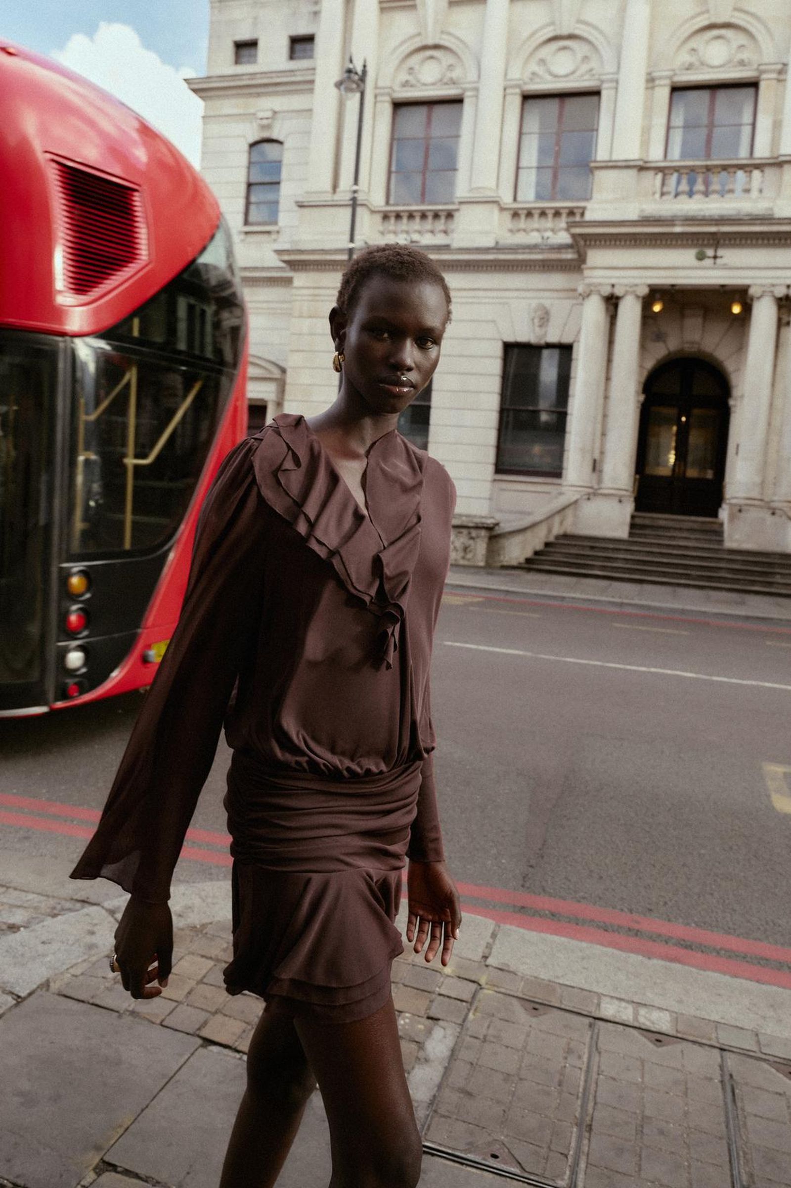 Vestido fluido y marrón de Zara.