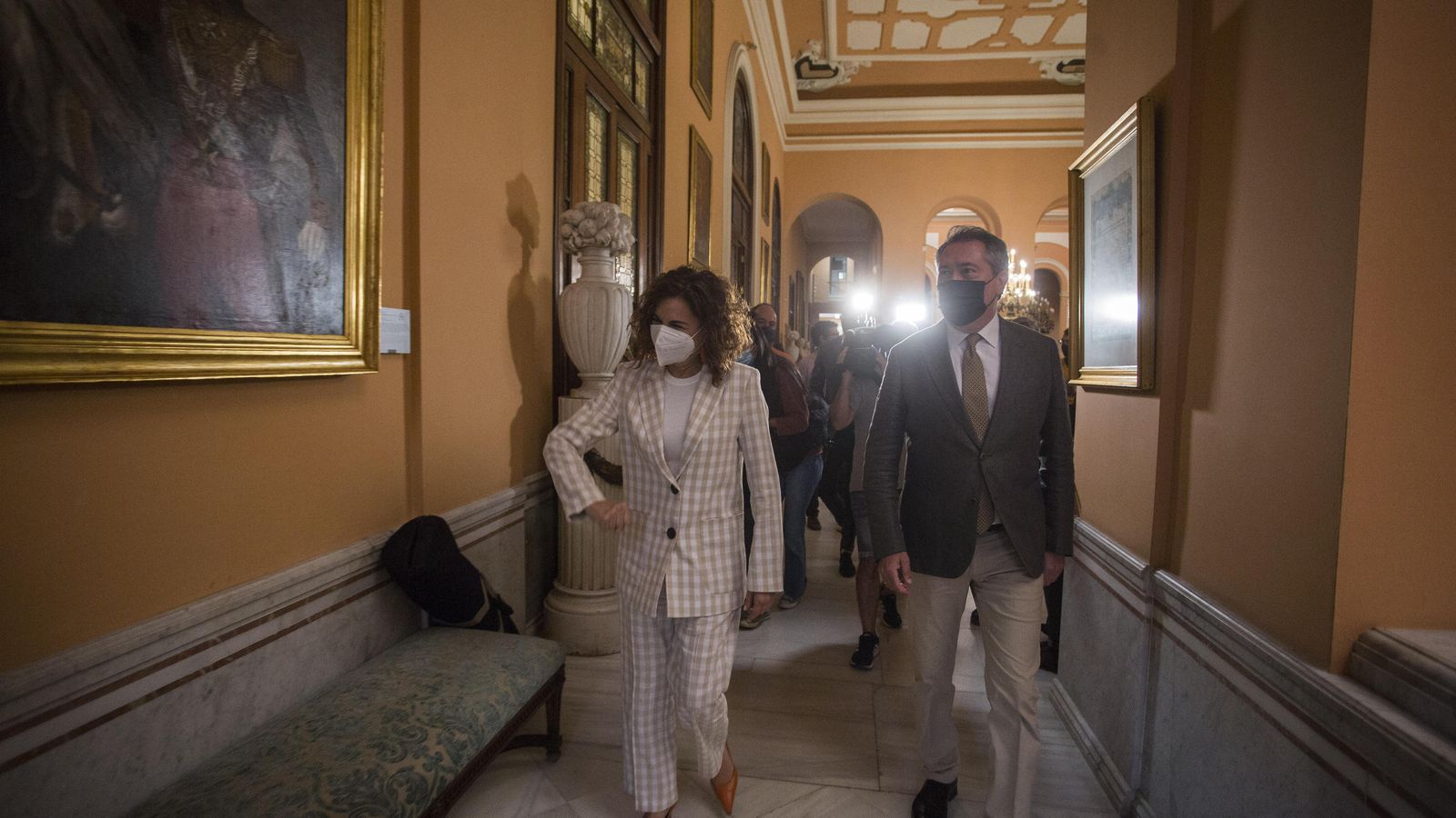 Montero y Espadas caminan por la planta alta de la Casa Consistorial.