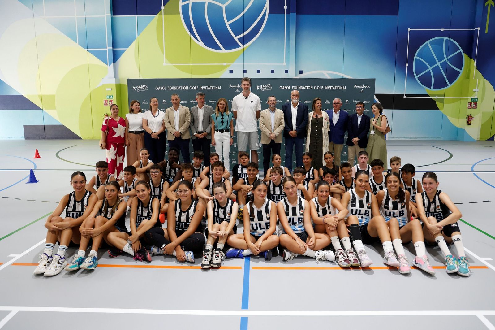 Pau Gasol inaugura el nuevo pabellón de deportes de Punto Ribot, en La Línea. Un grupo de jugadores de base de la Unión Linense de Baloncesto han sido los primeros en estrenar la cancha junto al ex baloncestista catalán.