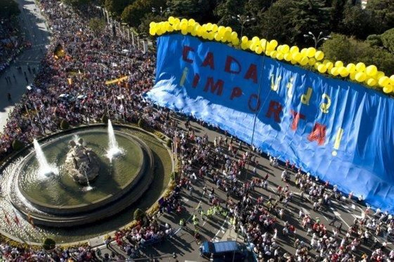 Miles de personas se reúnen en la capital de España para pedir la abolición de la Ley del Aborto. / EFE