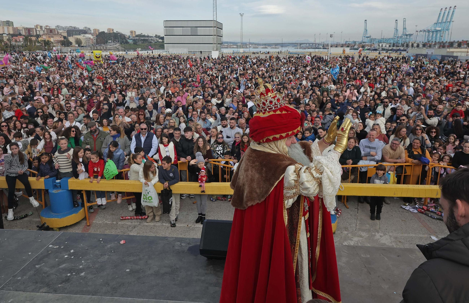 Búscate en las fotos del Arrastre de Latas 2025 en Algeciras
