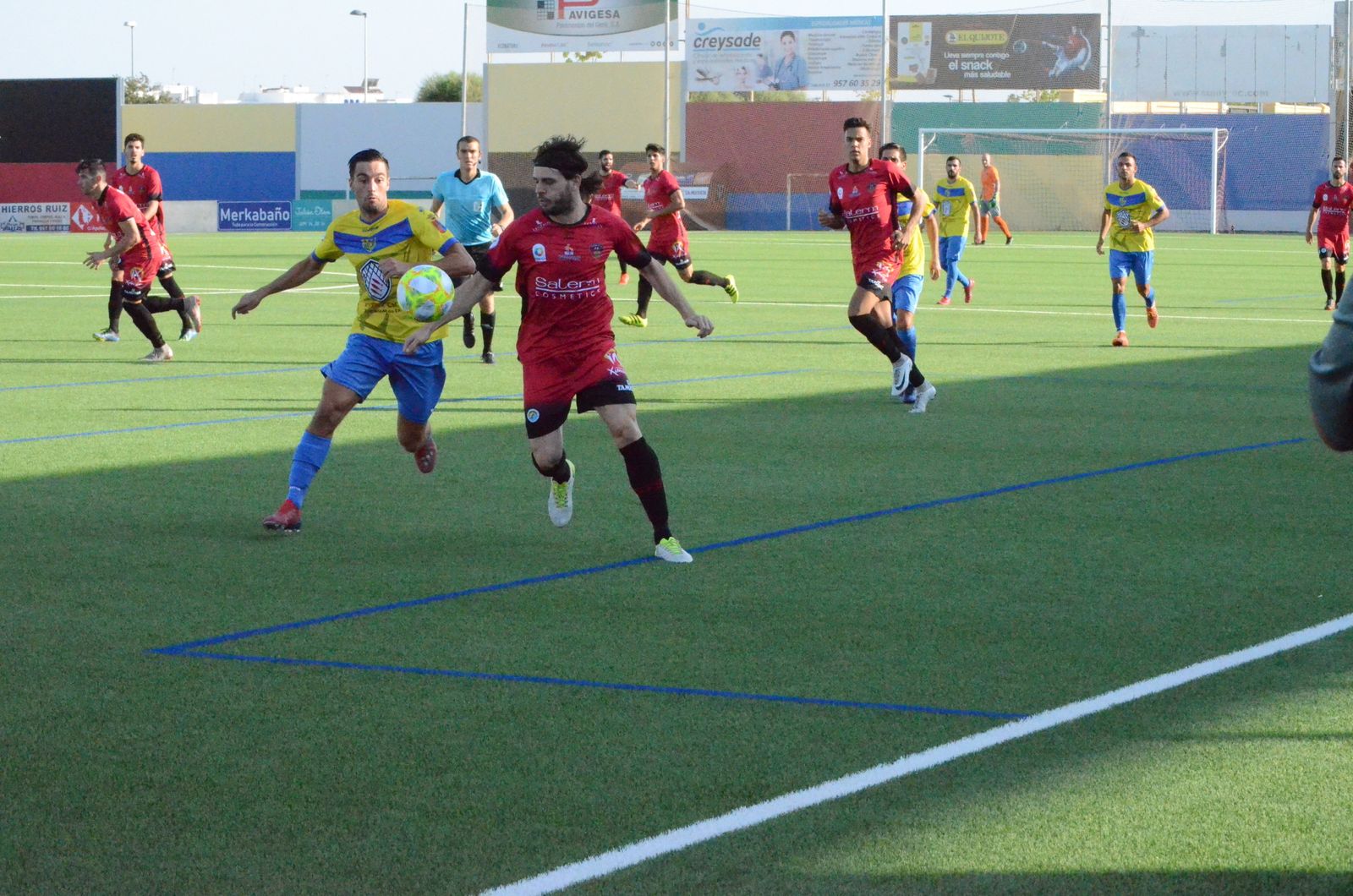 Un jugador del Salerm Puente Genil disputa el balón con un rival.
