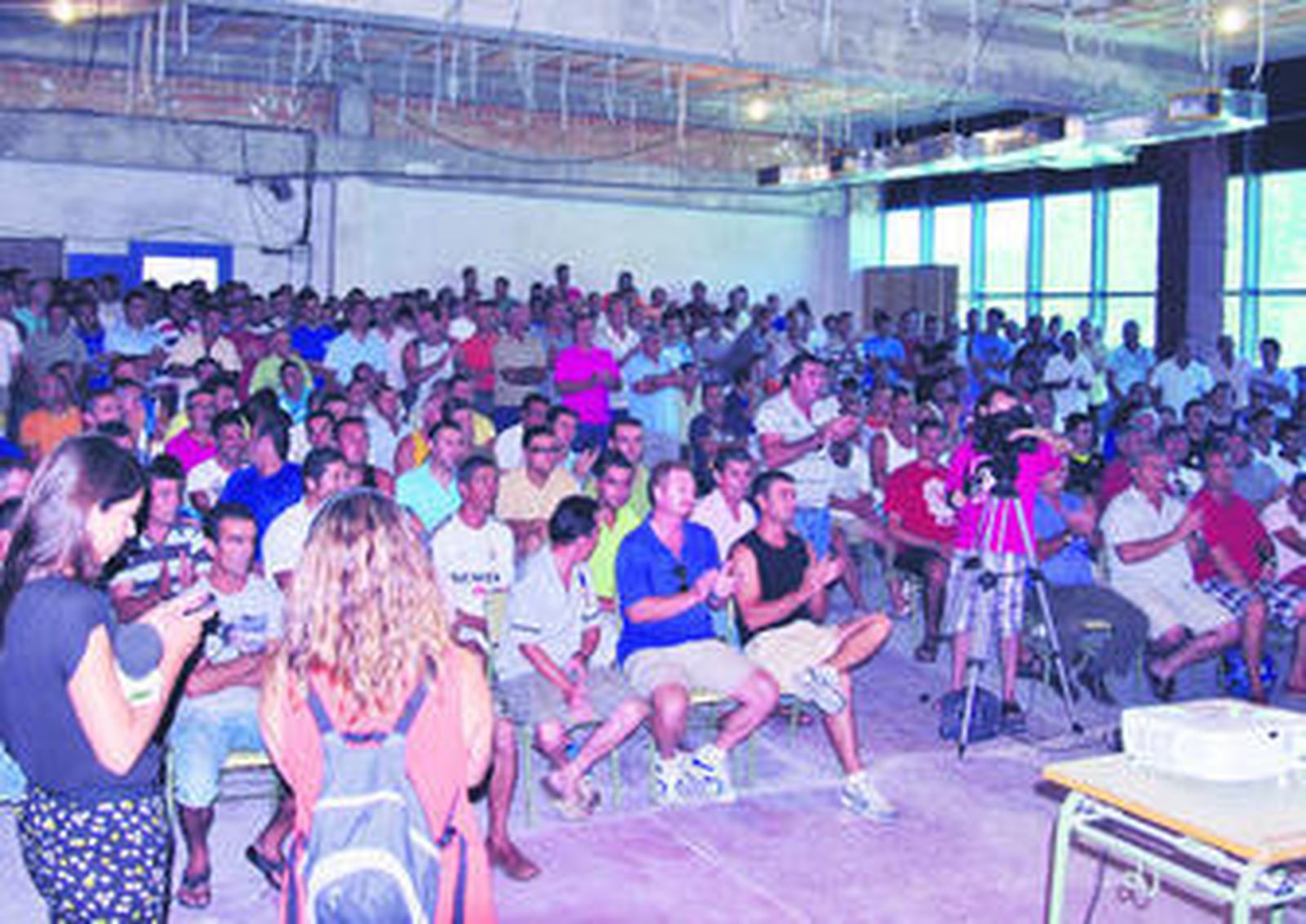 Decenas de desempleados de la construcción siguieron el lunes el sorteo de los contratos ante notario, en Arcos.