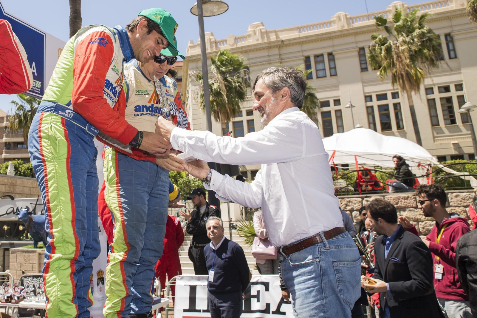 El vicepresidente segundo de la Diputación, Ángel Escobar, entrega el trofeo a la pareja ganadora.