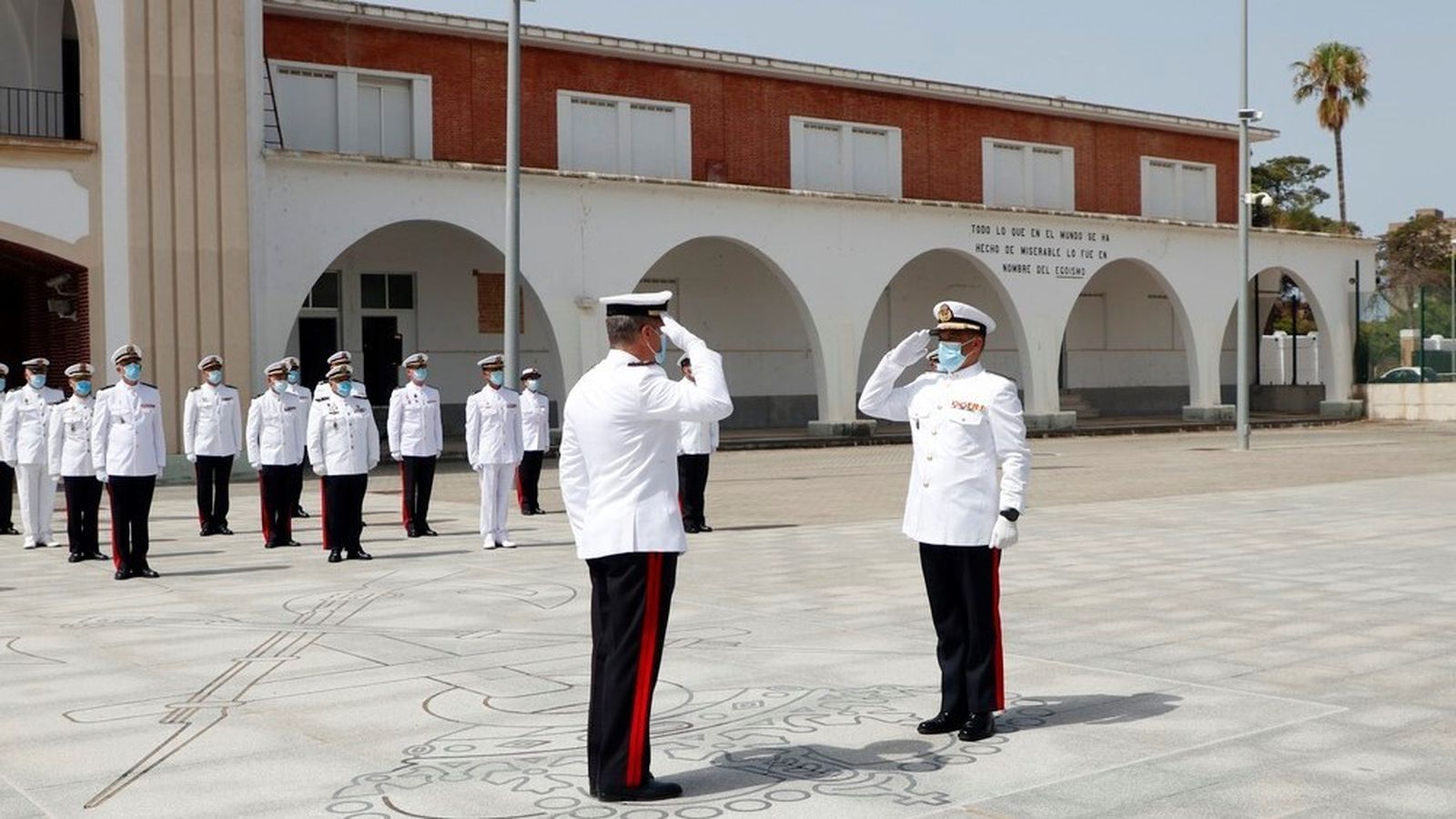 El Jefe de Estado Mayor entrante y el saliente haciendo el relevo.