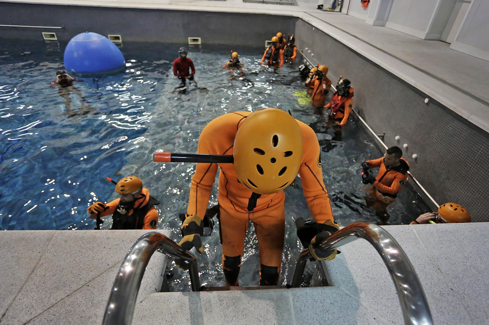 Una jornada de entrenamiento en el simulador de rescates en el mar de la Armada
