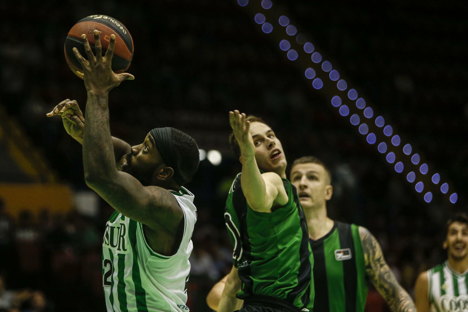 Rivers caza un balón ante el jugador del Joventut Prepelic.