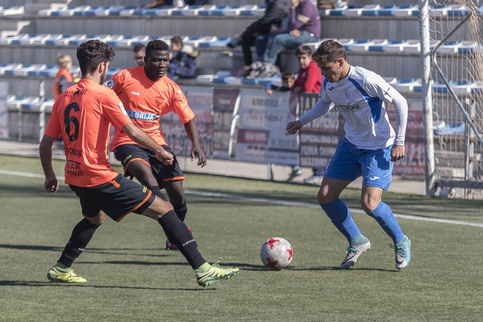 El blanquiazul Juanma, cercado por Selu Infante y Alain.