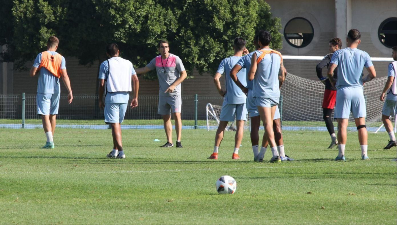 Francis da instrucciones a sus jugadores este miércoles en el Pepe Ravelo.