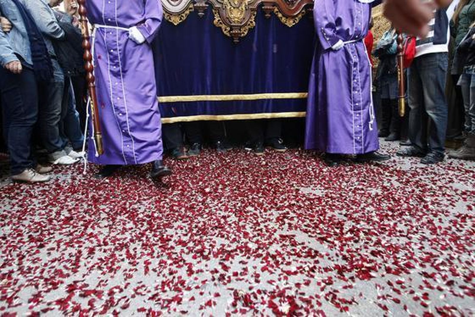 La hermandad del Amor sale en procesión a pesar de la amenaza de lluvia.  Foto: Jose Braza
