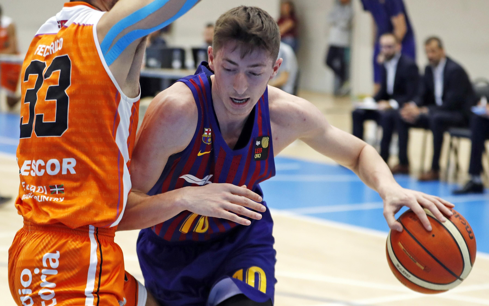 Aleix Font penetra a canasta en el duelo ante el Araberri de la pasada temporada.