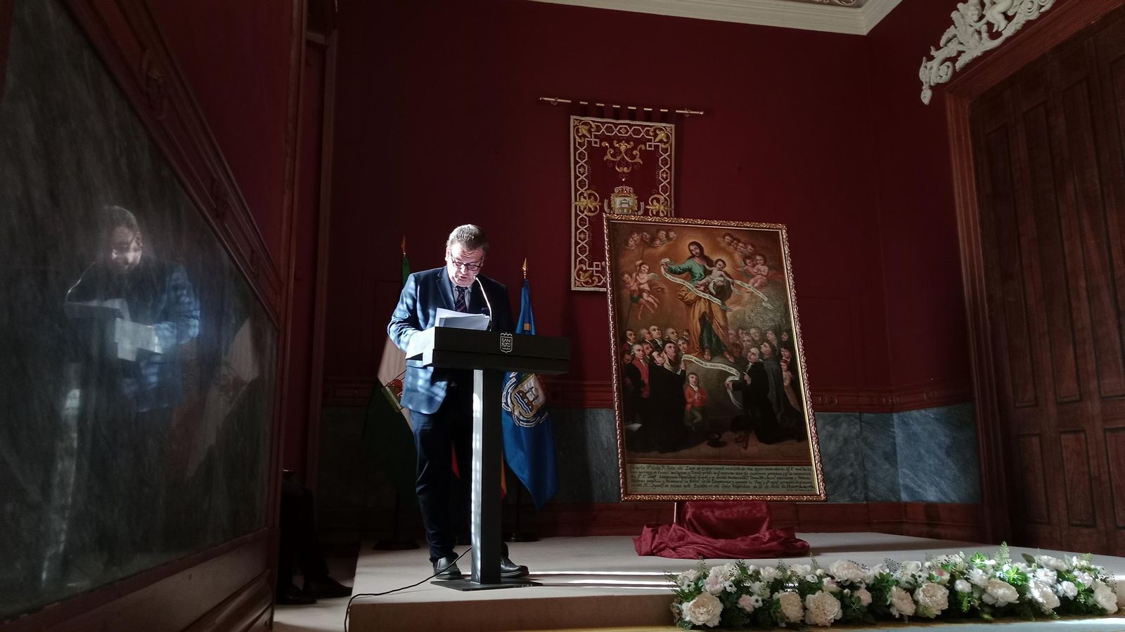 El cuadro del Voto a San José vuelve al Ayuntamiento de San Fernando. En la imagen, el hermano mayor de la hermandad del Patrón, Alejandro Leiva