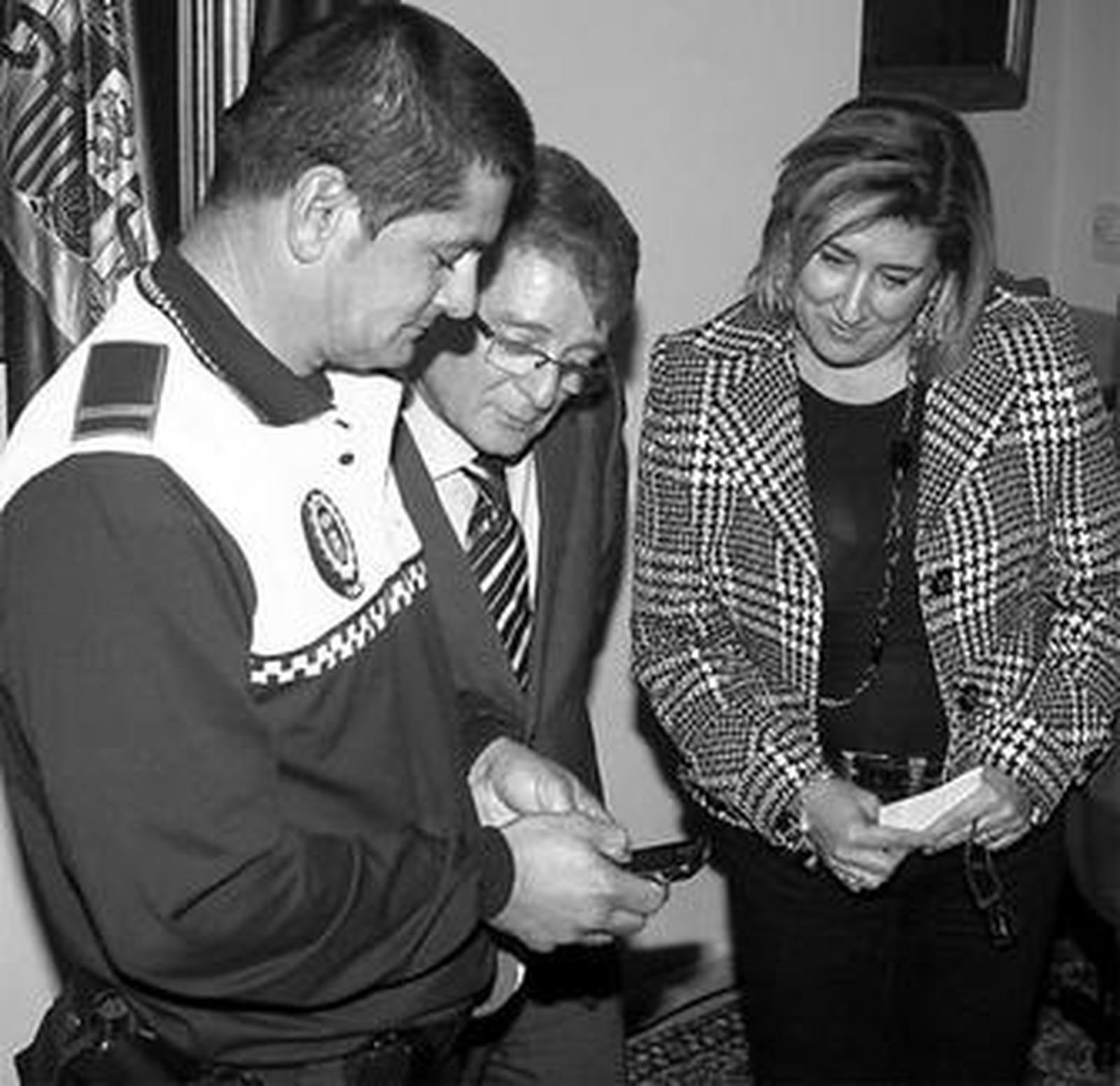 Un policía muestra el nuevo dispositivo electrónico para multar.