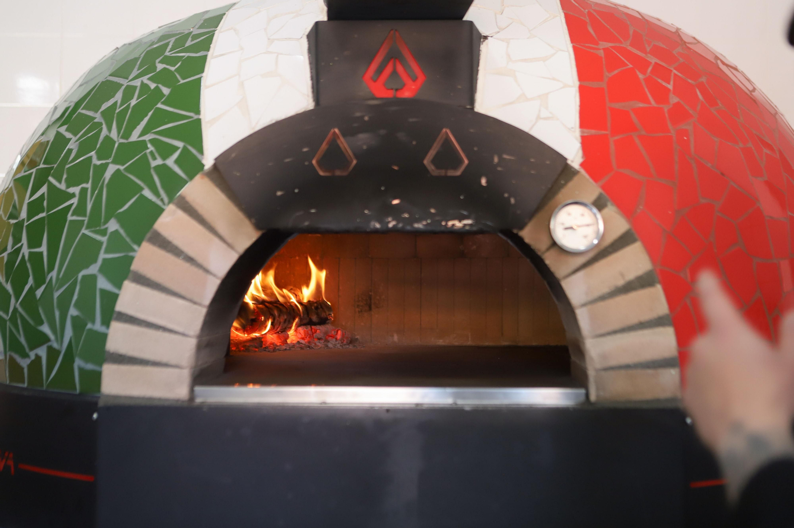 Elaboración de pizzas al autentico estilo italiano en Pizzeria Napoli, en imágenes