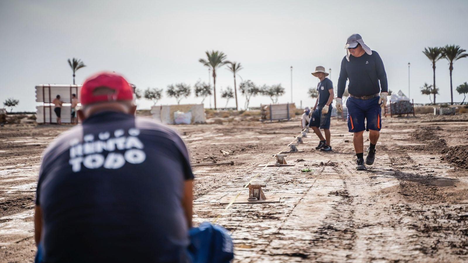 Un grupo de trabajadores en la zona de las Salinas.