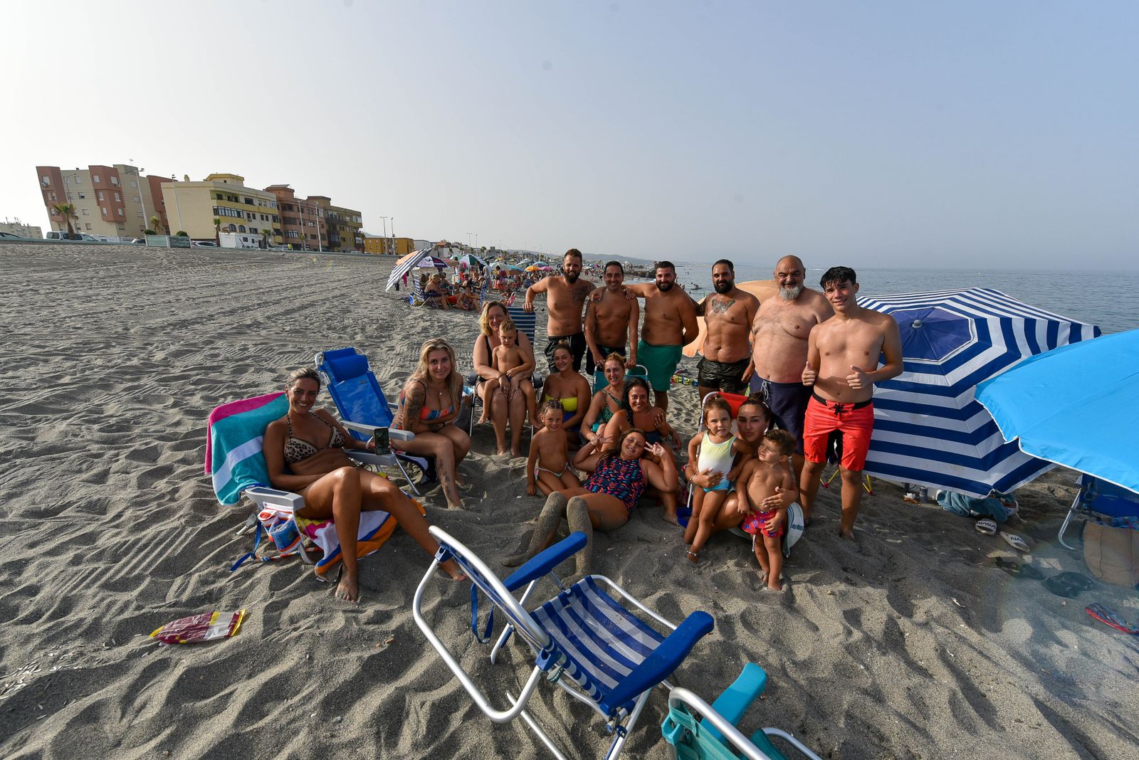 Las fotos de la tarde de playa en familia en La Línea