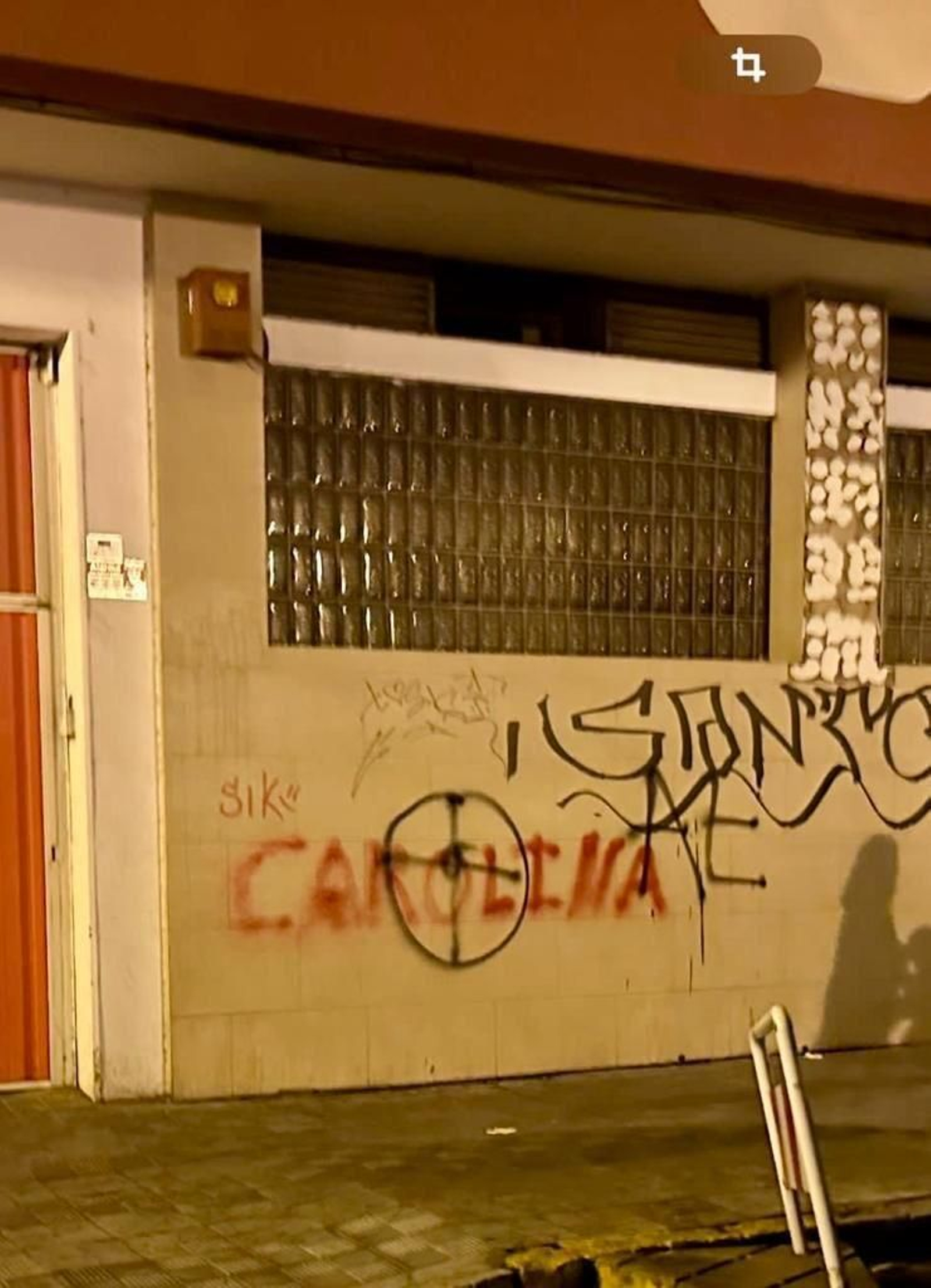 El punto de mira sobre el nombre de Carolina, todo sin firmar.