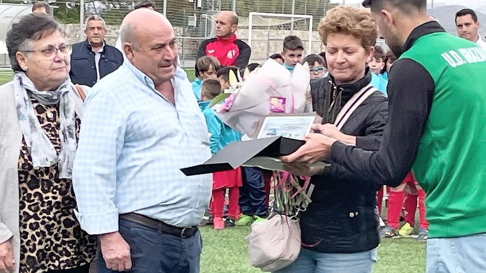 Familiares de Pepe Naranjo recibieron una placa y un ramo de flores.
